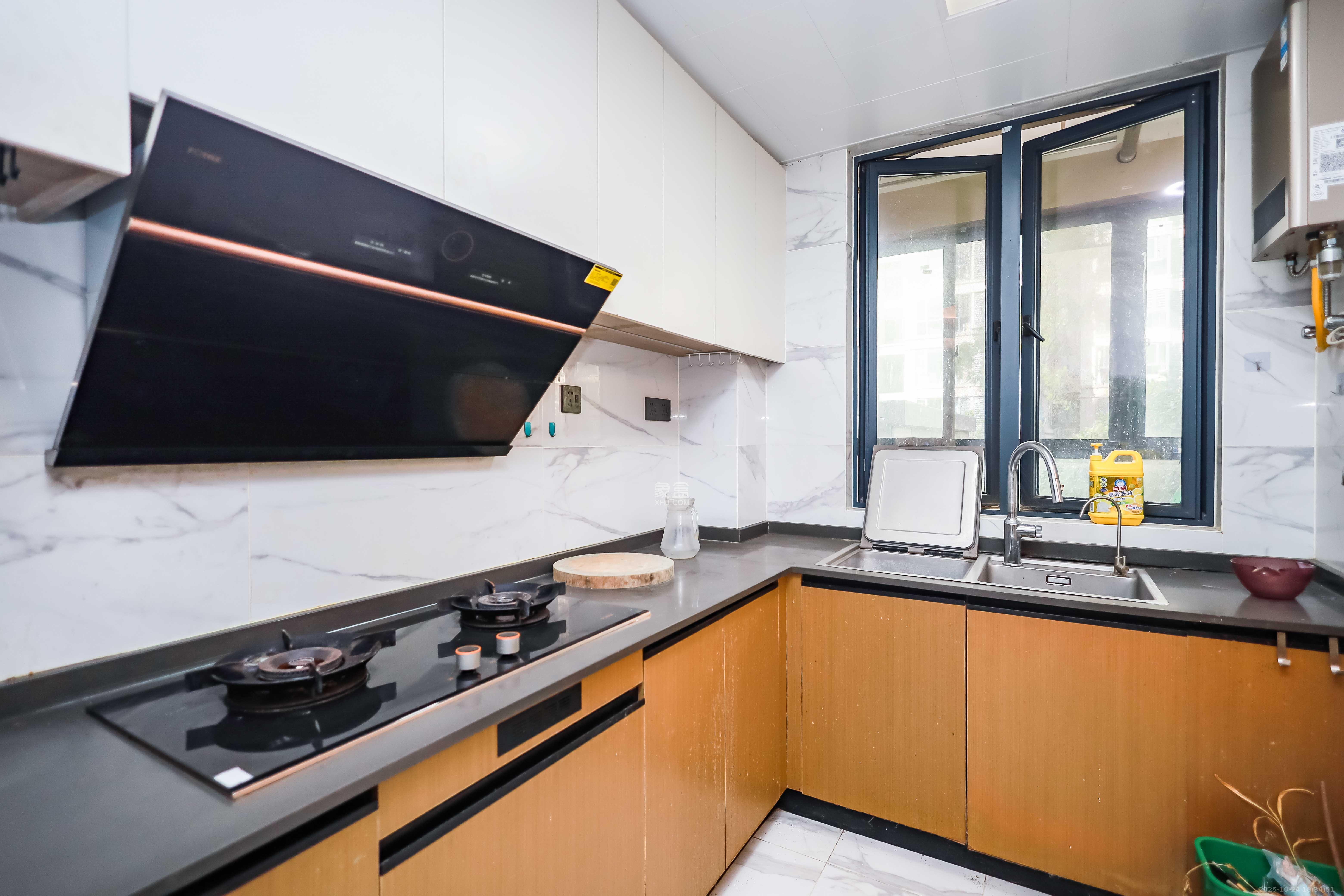 长房云西府一期  3室2厅2卫    102.0万 长房云西府一期  3室2厅2卫    102.0万厨房