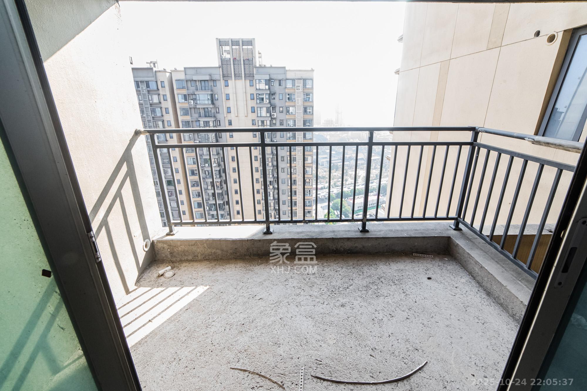 北辰三角洲E7区  3室2厅2卫    158.0万阳台