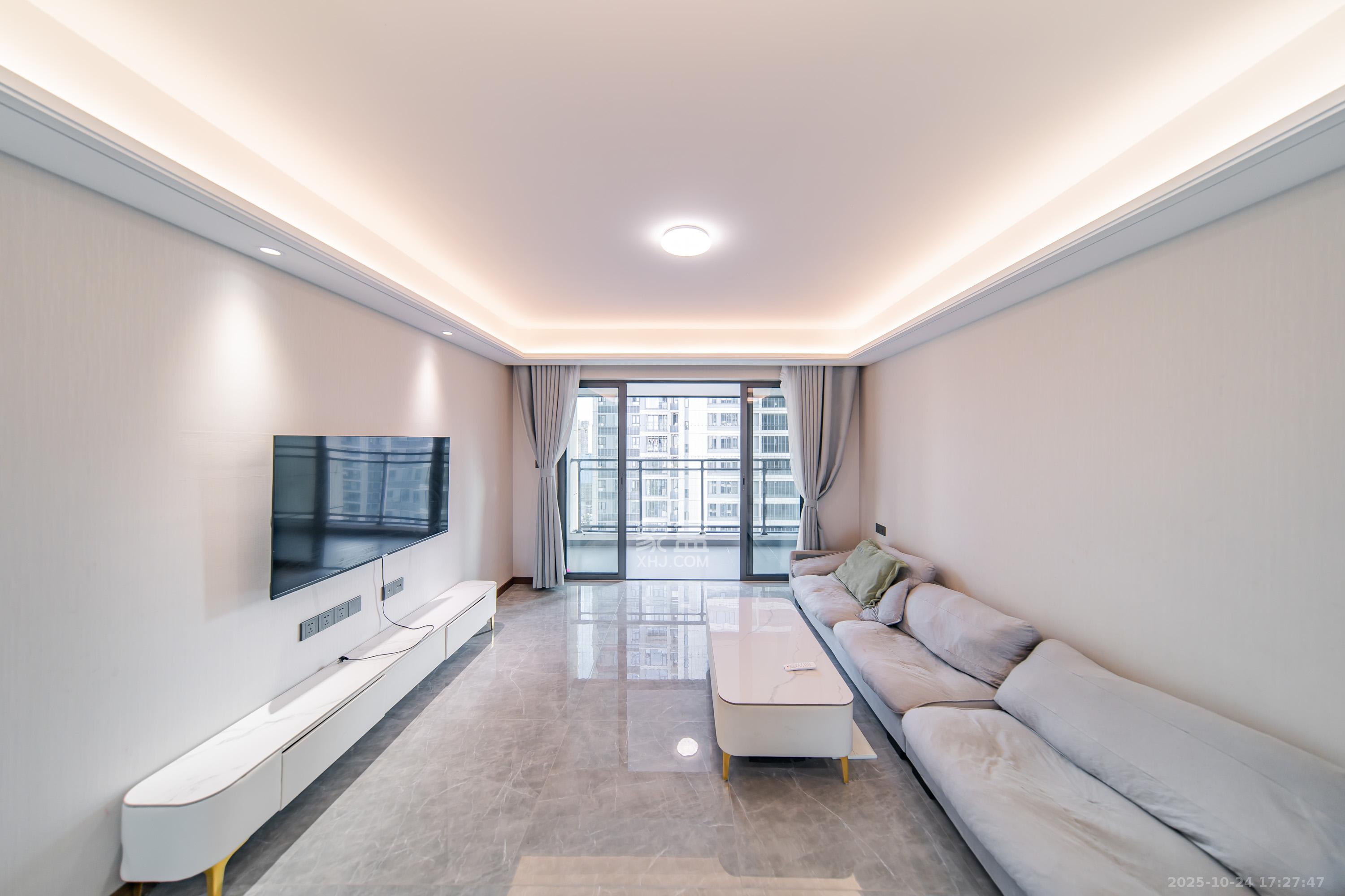 卓越洋湖晴翠 4室2厅2卫 180.0万 卓越洋湖晴翠 4室2厅2卫 180.0万客厅