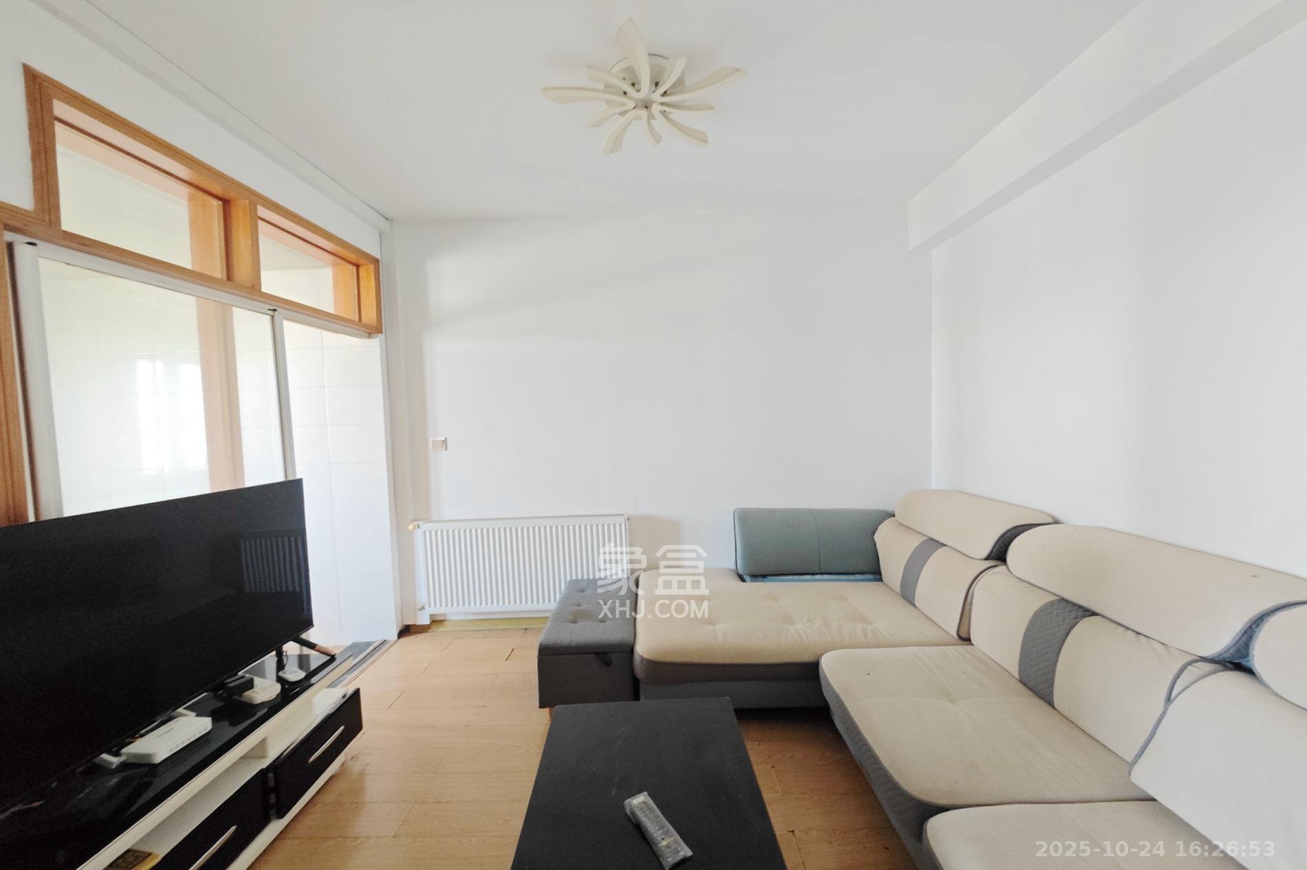 佳天瑞宁花园 1室2厅1卫 35.0万 佳天瑞宁花园 1室2厅1卫 35.0万客厅