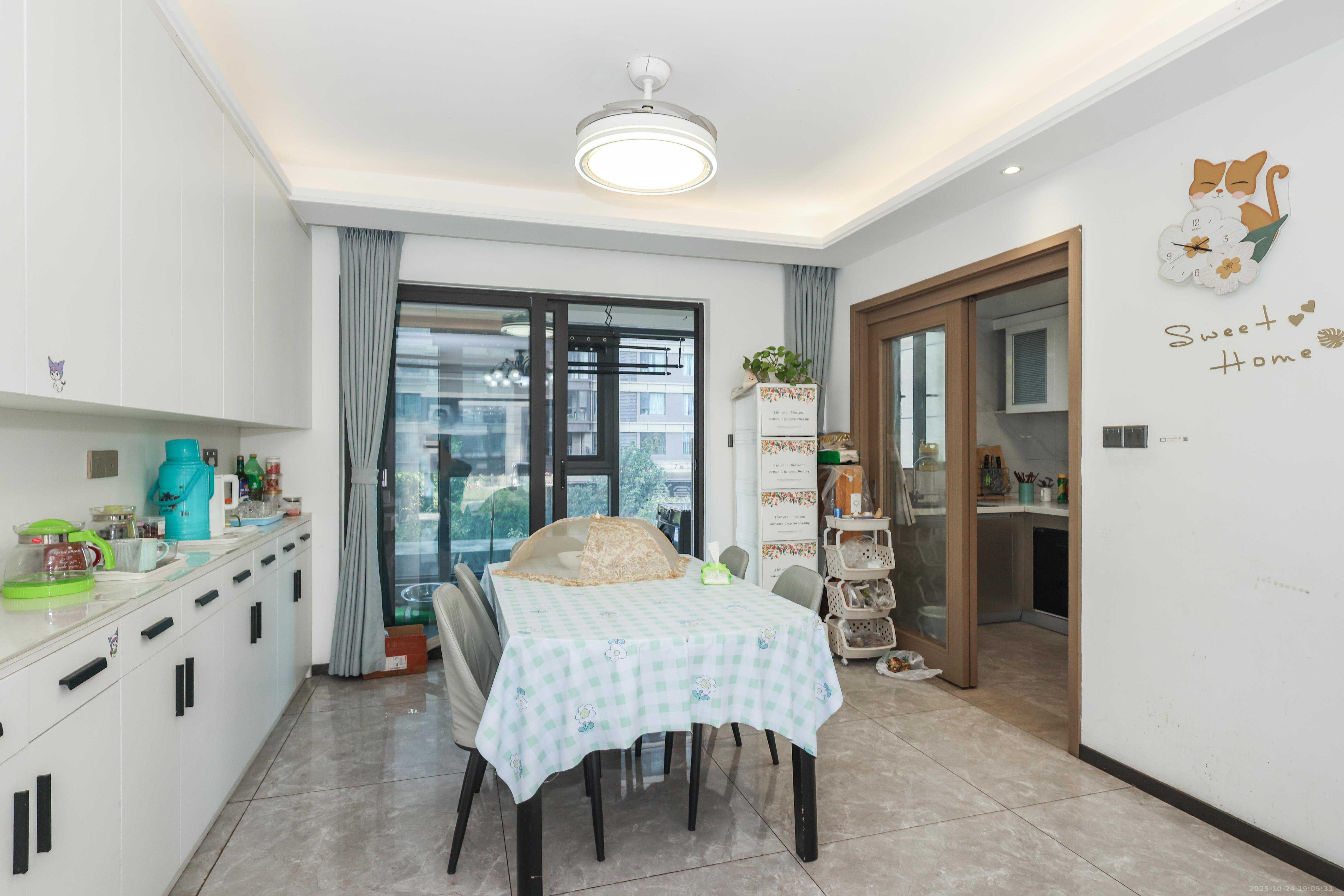 招商华发依云曦城  4室2厅2卫    135.0万 招商华发依云曦城  4室2厅2卫    135.0万客厅