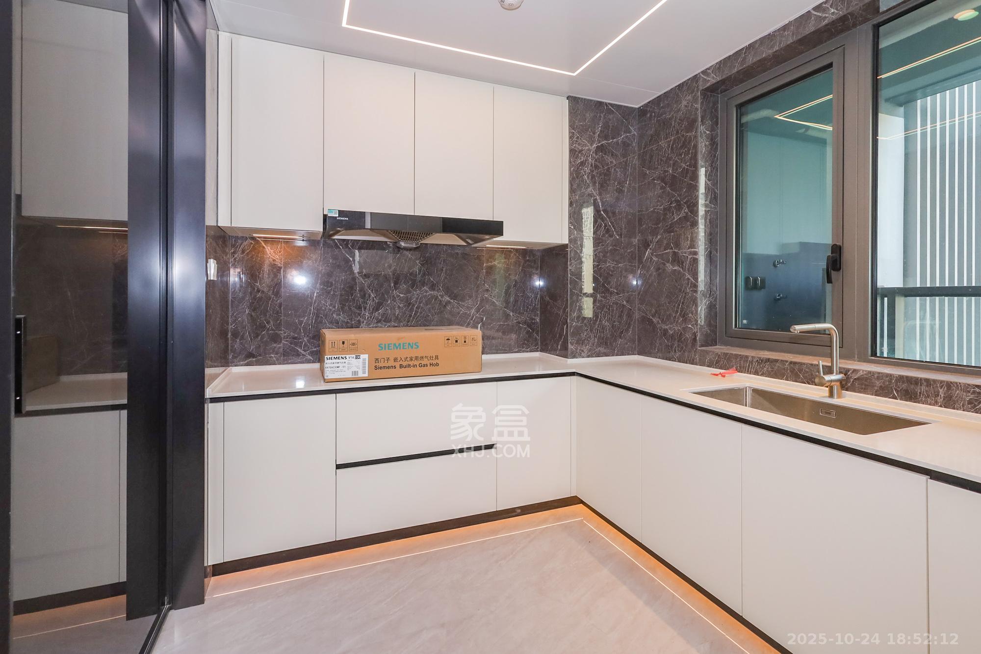 招商蛇口滨江境  3室2厅2卫    420.0万厨房