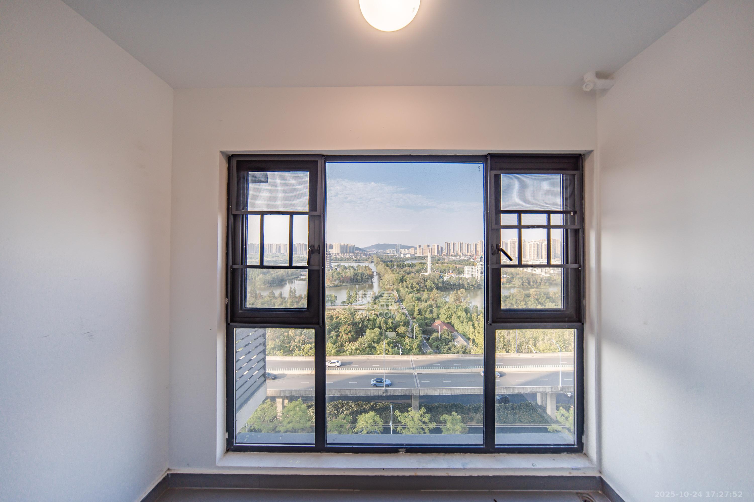 卓越洋湖晴翠  4室2厅2卫    180.0万阳台