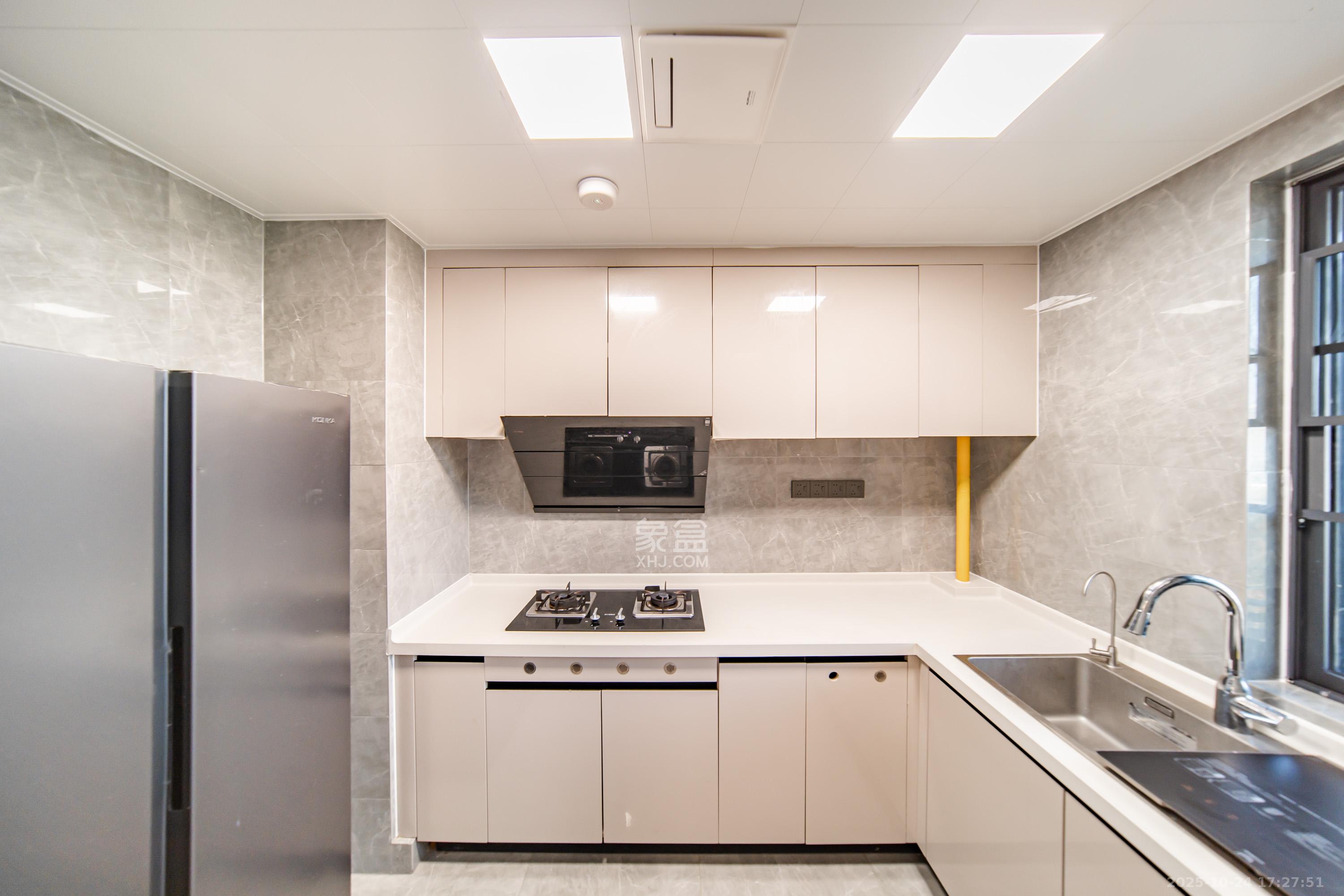 卓越洋湖晴翠  4室2厅2卫    180.0万厨房