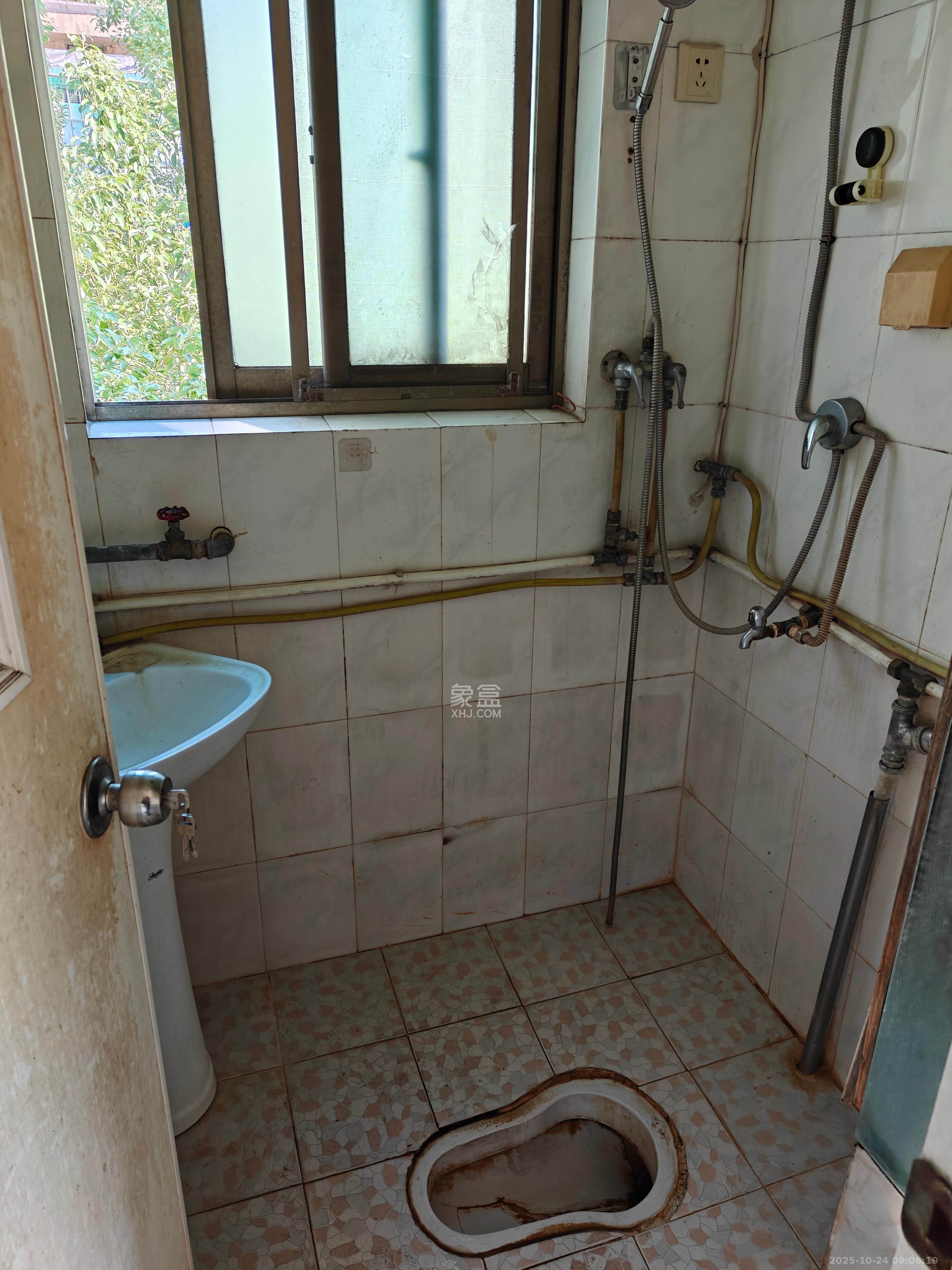 赤岗小区(一二三片)  4室2厅1卫    1900.0元/月 赤岗小区(一二三片)  4室2厅1卫    1900.0元/月室内图