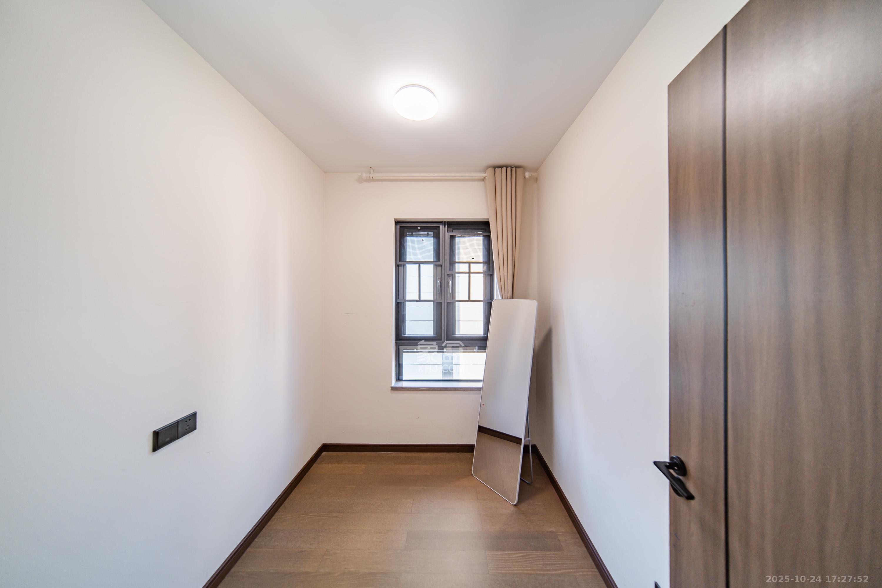 卓越洋湖晴翠  4室2厅2卫    180.0万卧室