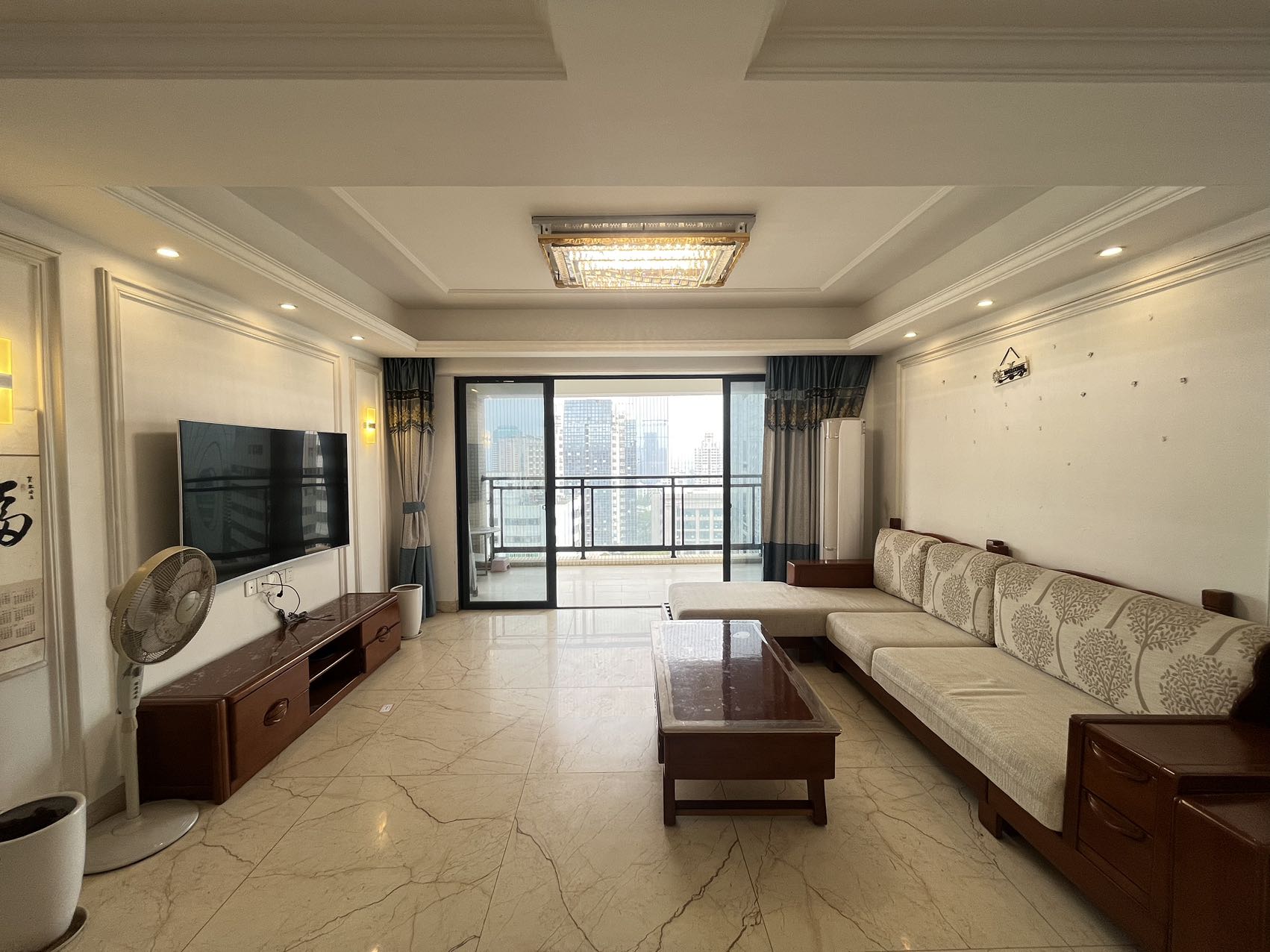 中华广场  4室2厅2卫    3200.0元/月