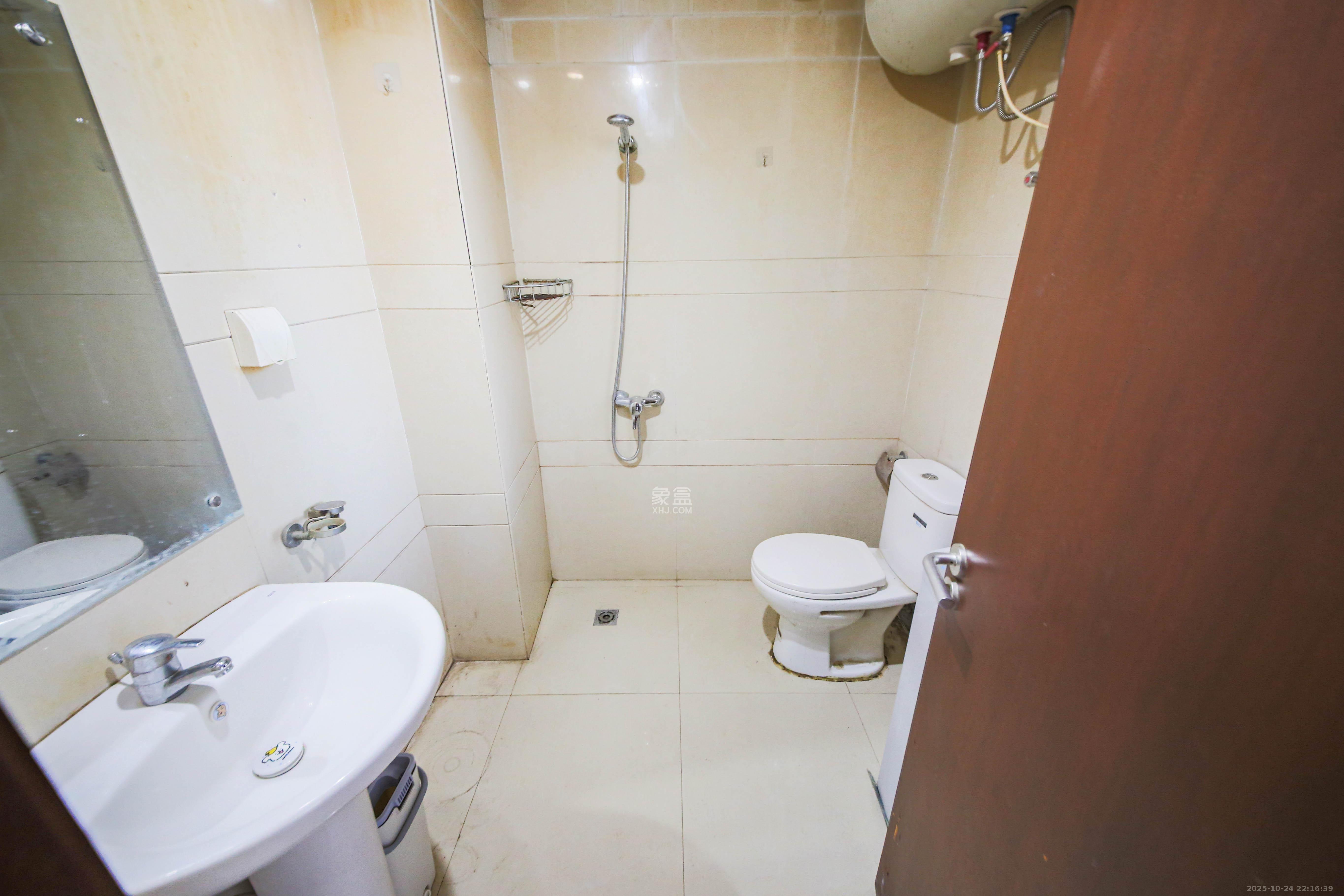 标志商务中心  1室1厅1卫    22.0万卫生间