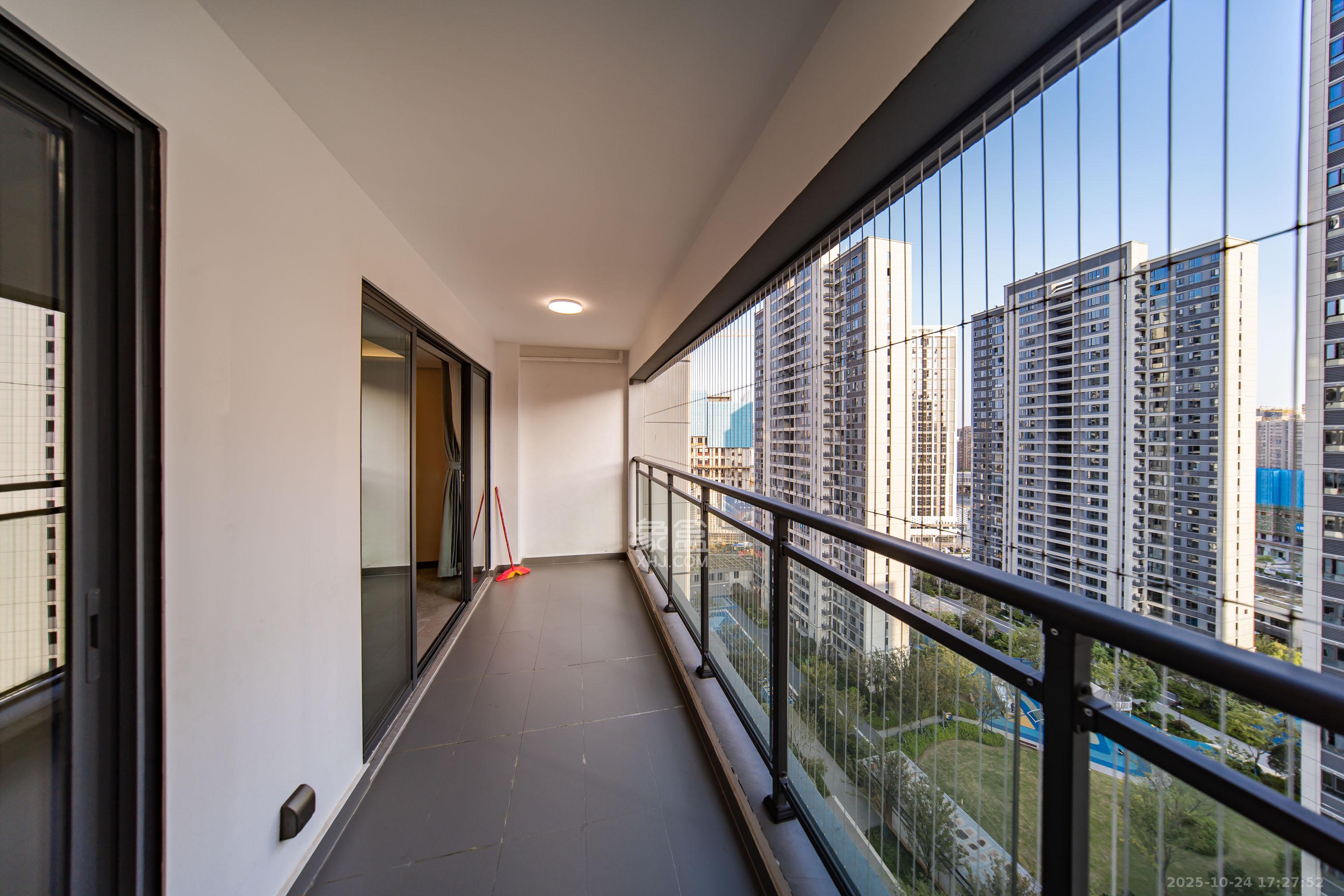 卓越洋湖晴翠  4室2厅2卫    180.0万阳台