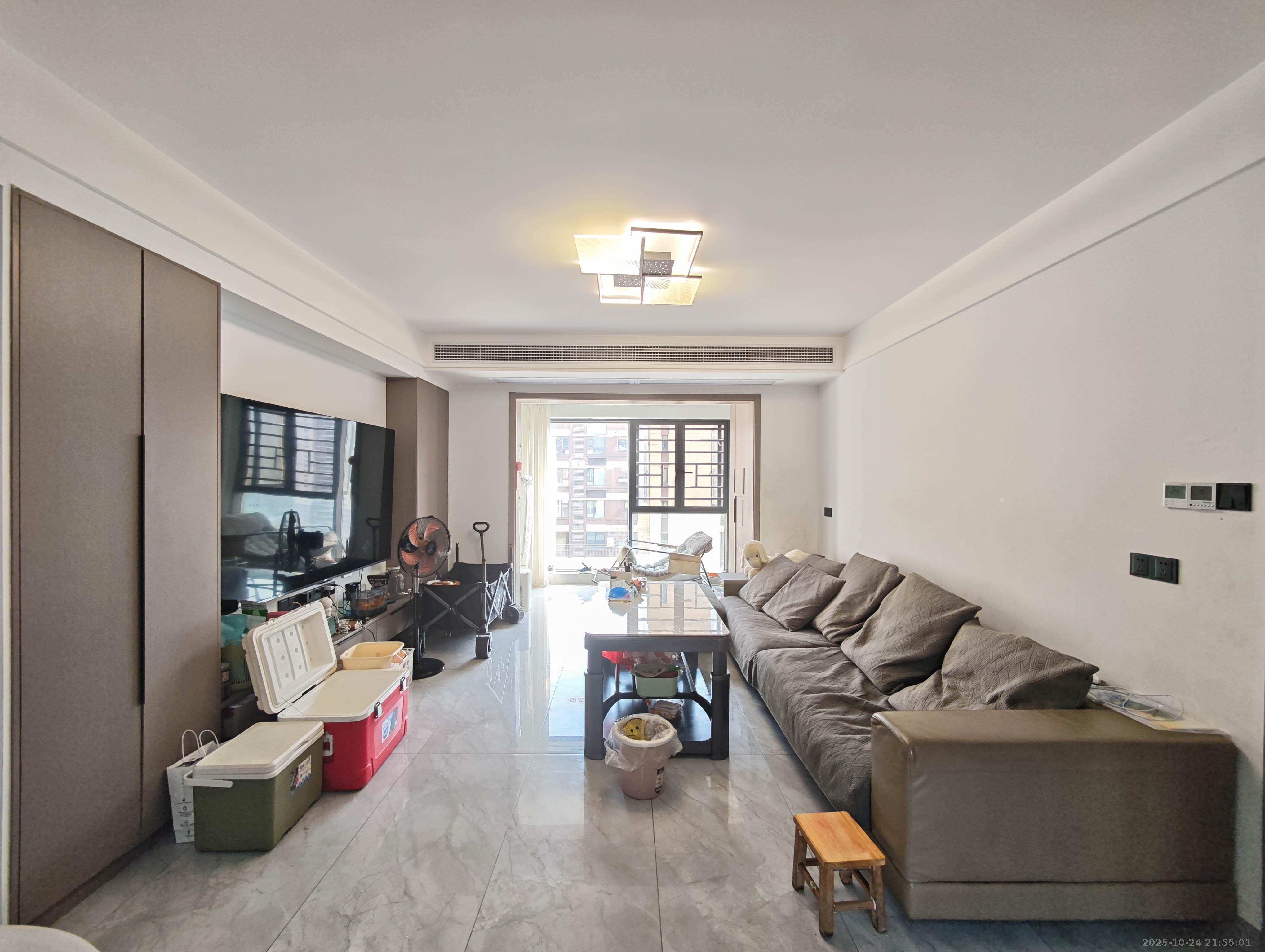 保利城(中航城国际社区、郡原美村) 4室2厅2卫 110.0万 保利城(中航城国际社区、郡原美村) 4室2厅2卫 110.0万客厅