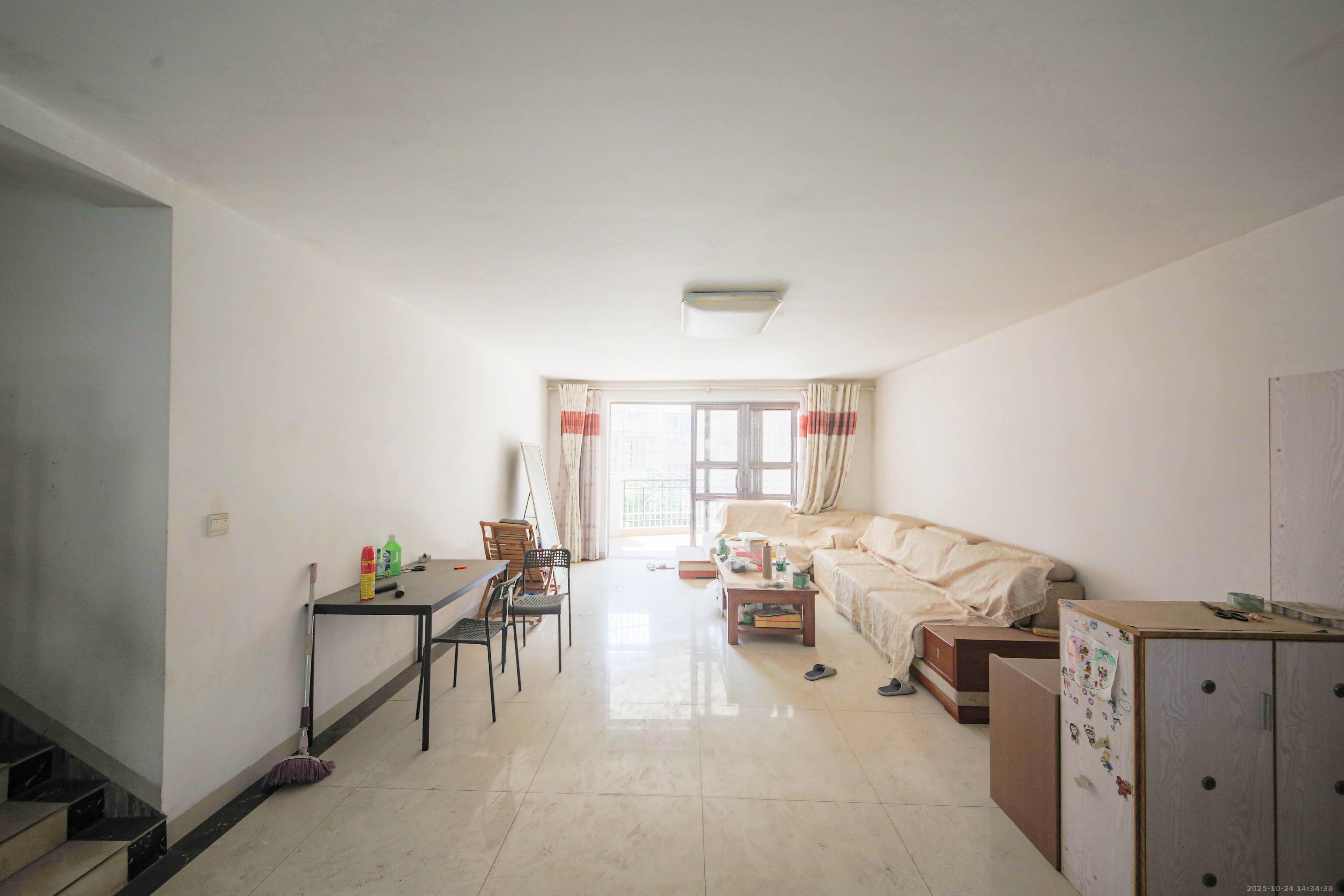 新悦家园  3室2厅2卫    74.0万客厅