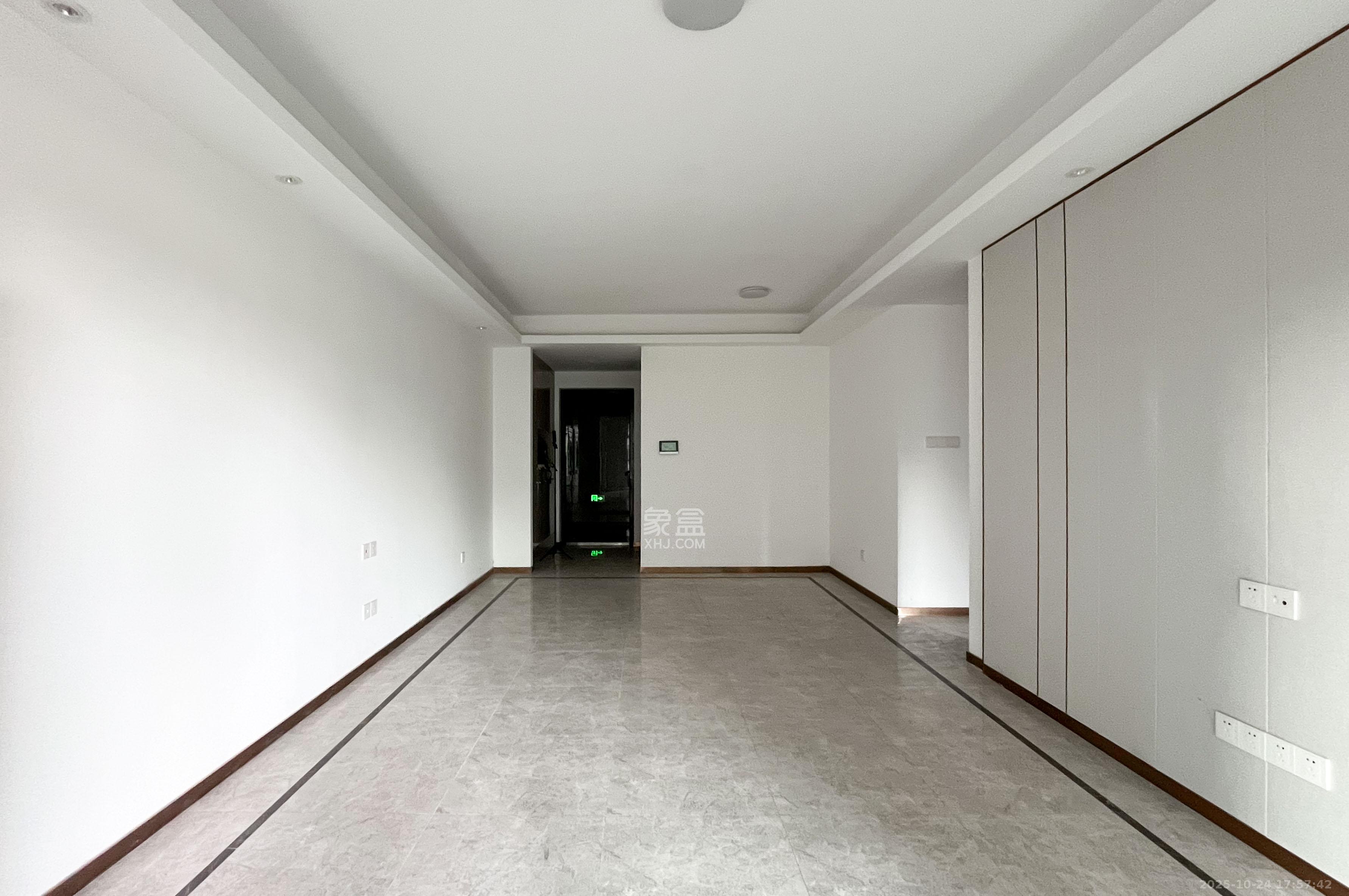 旭辉都会山  3室2厅2卫    156.0万客厅