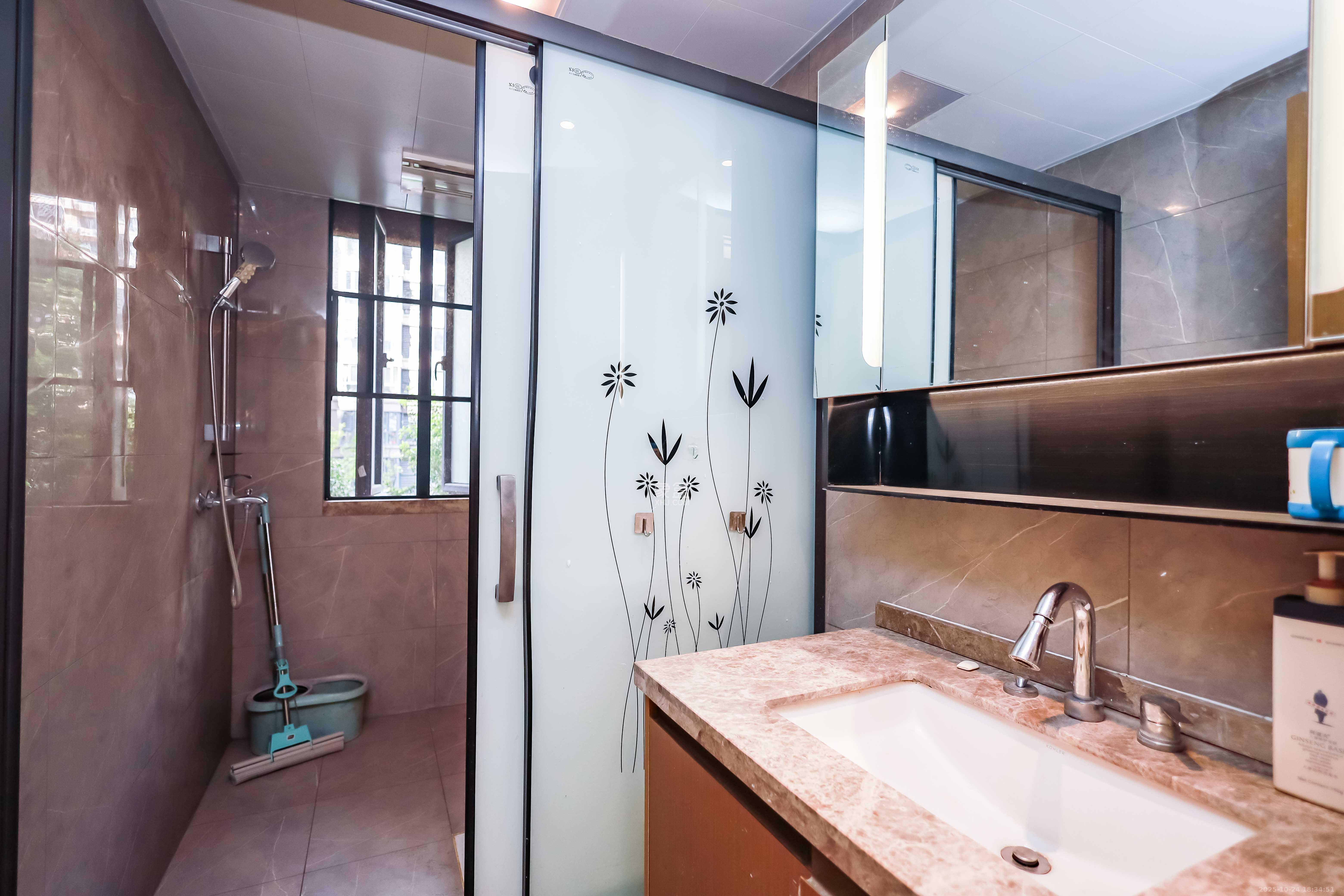 长房云西府一期  3室2厅2卫    102.0万卫生间