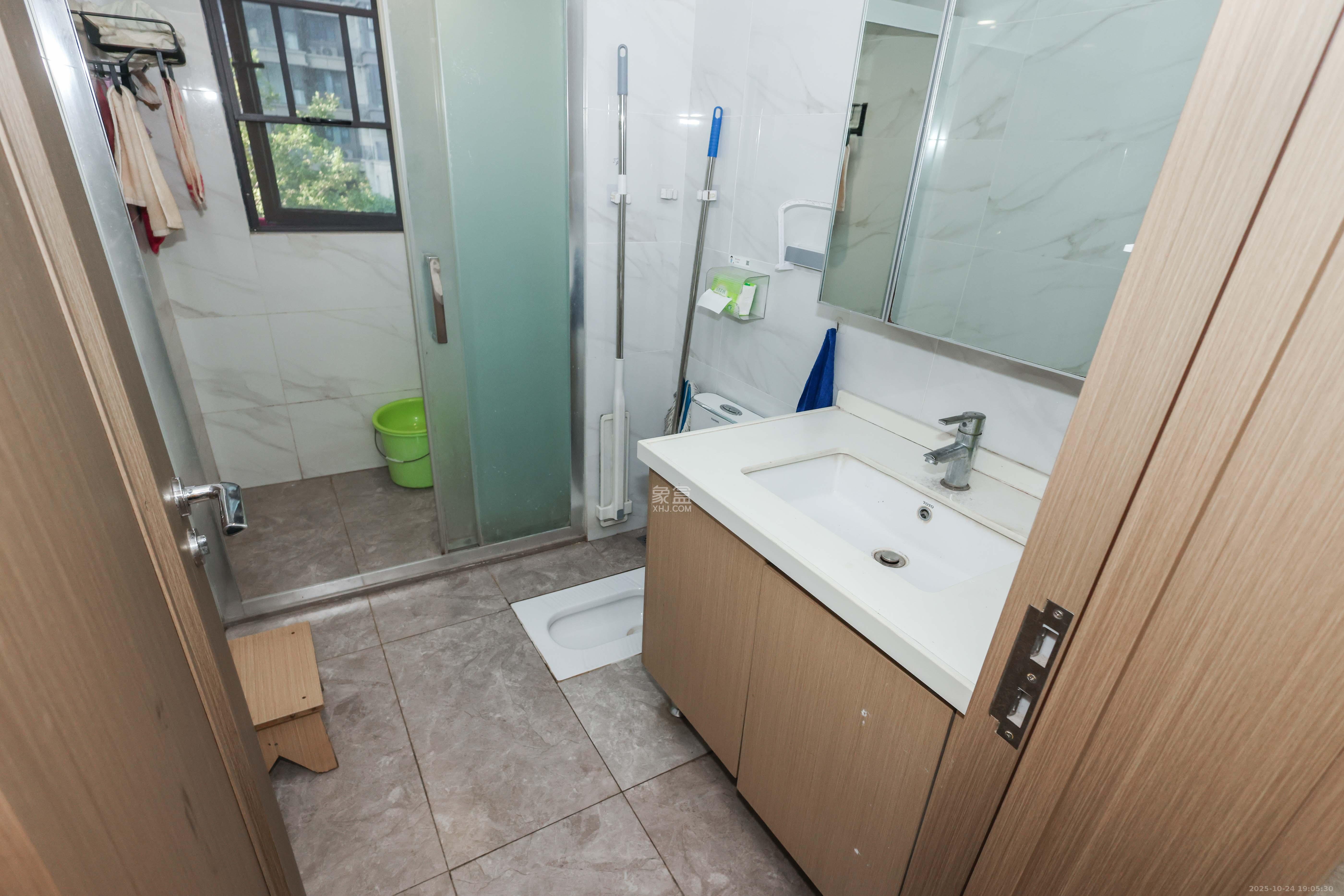 招商华发依云曦城  4室2厅2卫    135.0万 招商华发依云曦城  4室2厅2卫    135.0万卫生间