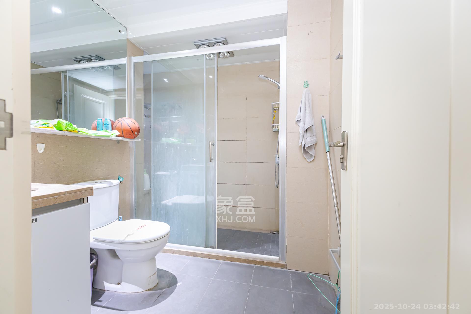 时代倾城一期  3室2厅2卫    82.0万卫生间