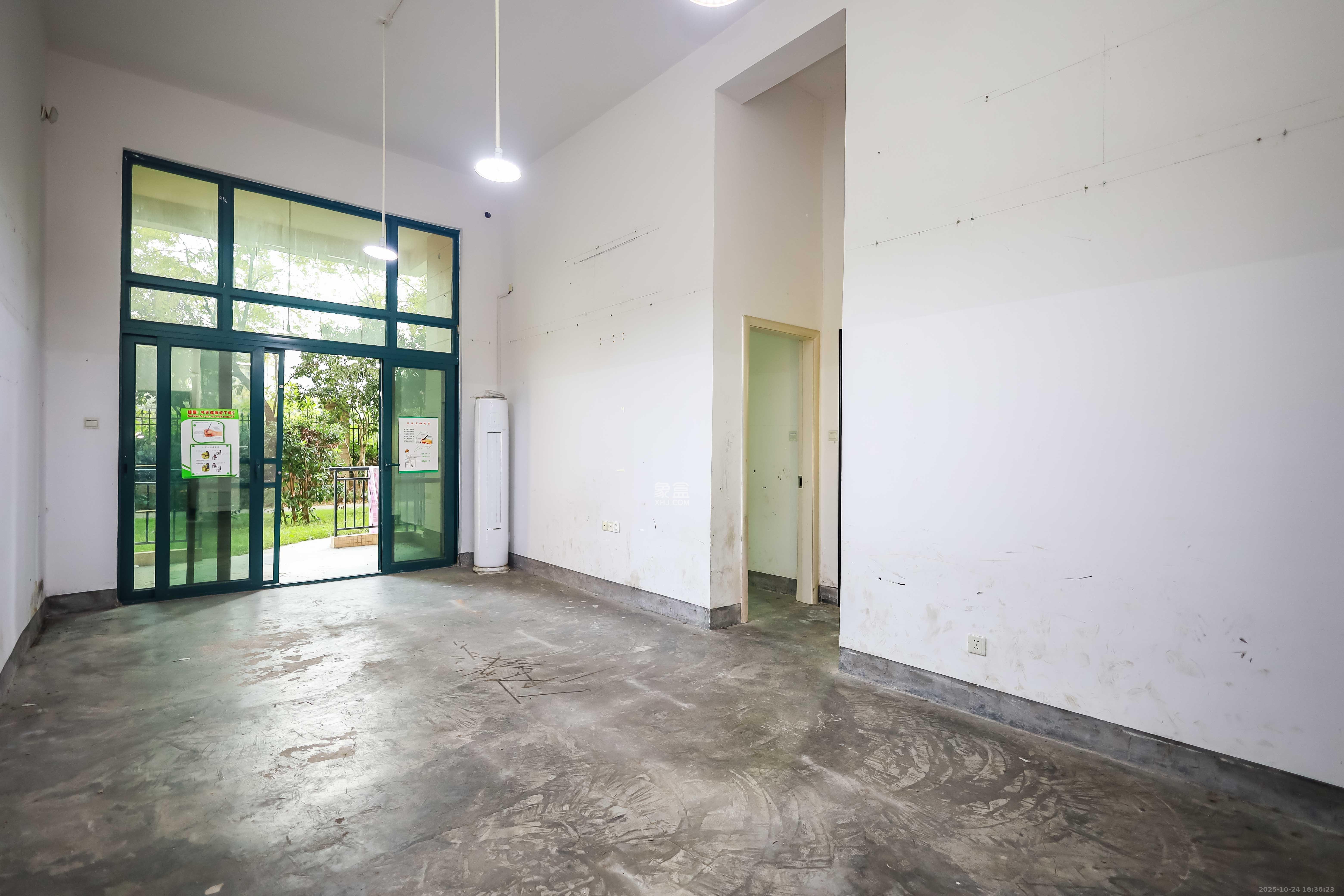 恒大华府 2室2厅1卫 140.0万 恒大华府 2室2厅1卫 140.0万客厅