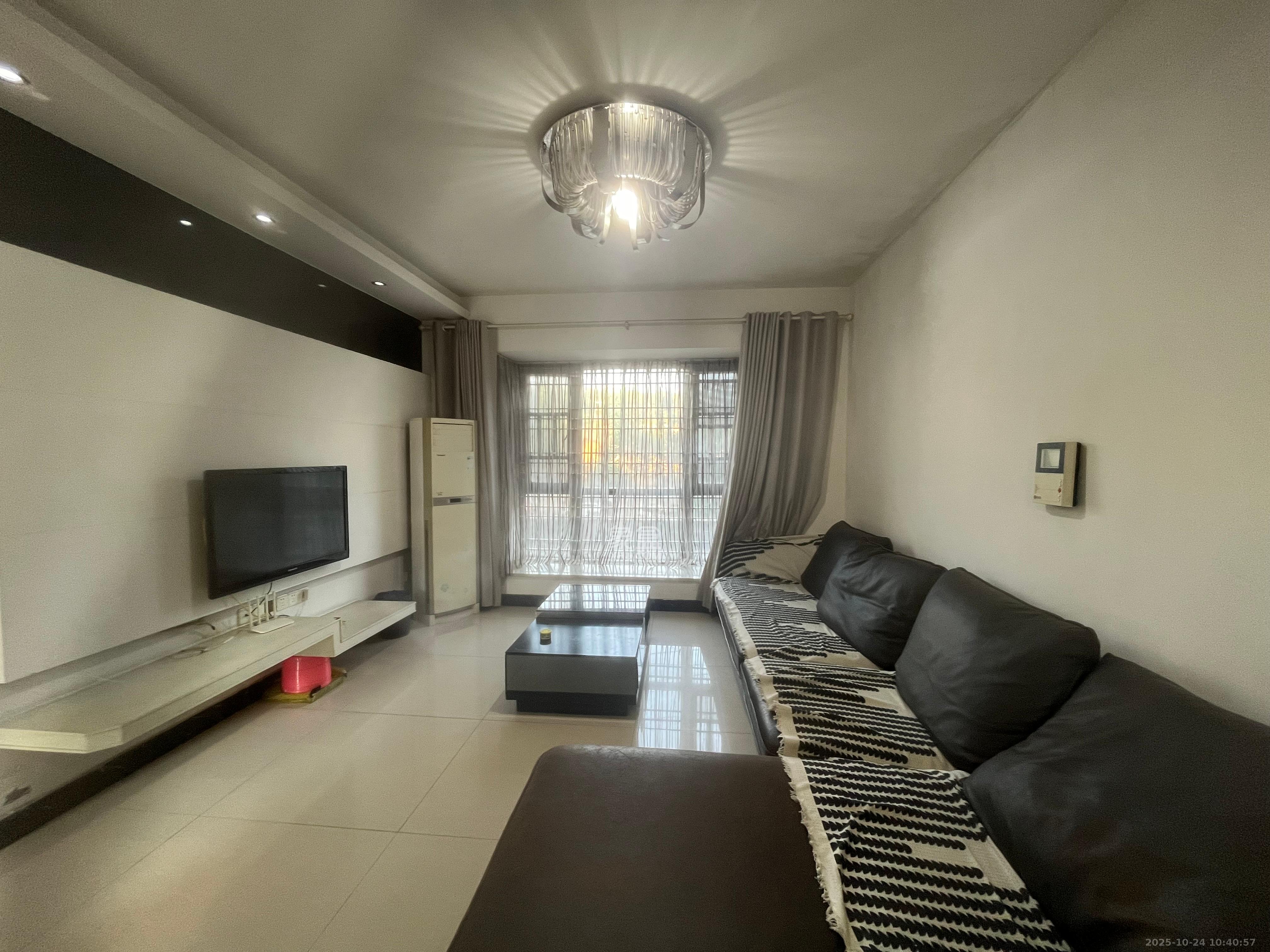 英郡年华  3室2厅2卫    2300.0元/月