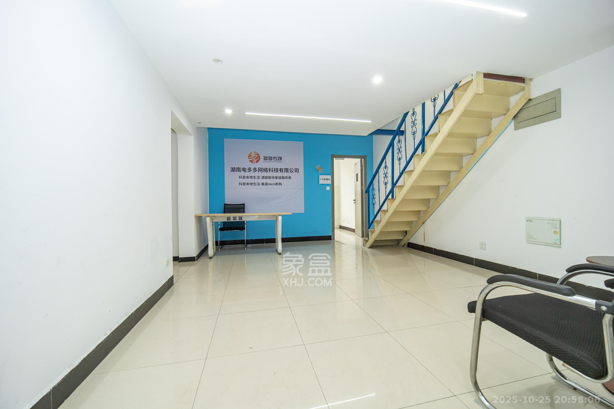 金科时代中心 1室1厅1卫 22.8万 金科时代中心 1室1厅1卫 22.8万客厅