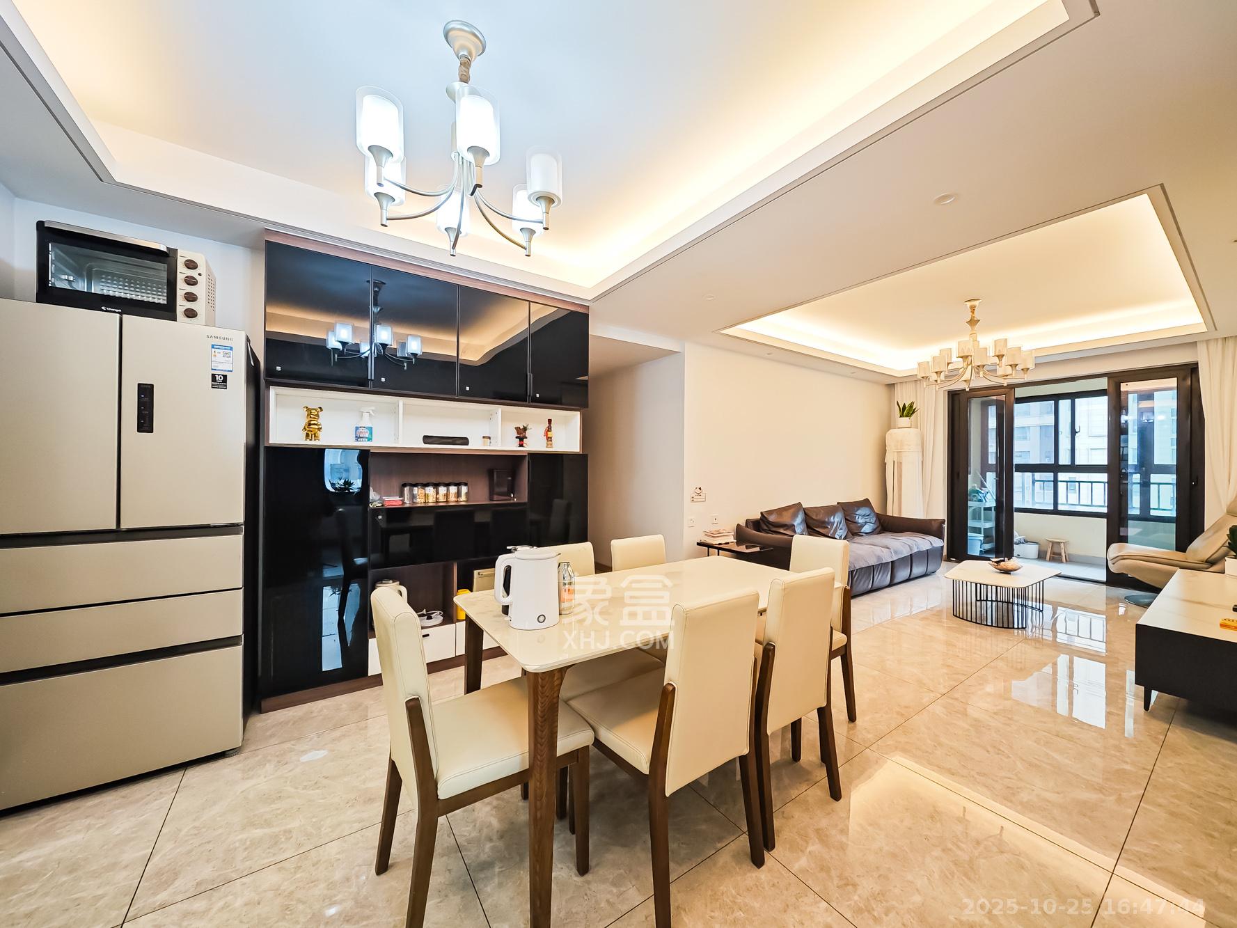 新城和樾(新城和樾公馆) 4室2厅2卫 125.0万 新城和樾(新城和樾公馆) 4室2厅2卫 125.0万客厅