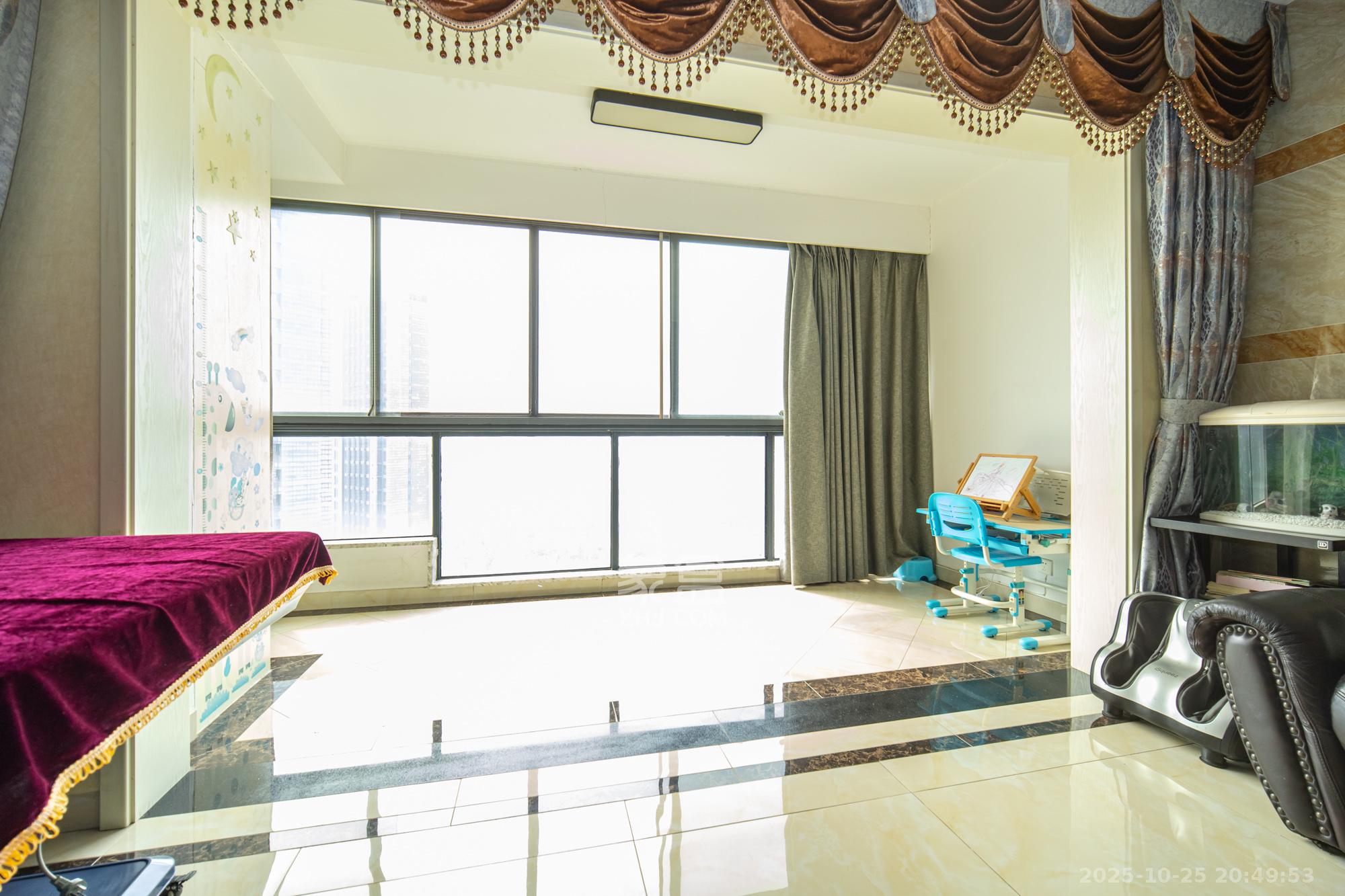 藏珑湖上国际花园  4室2厅2卫    180.0万阳台