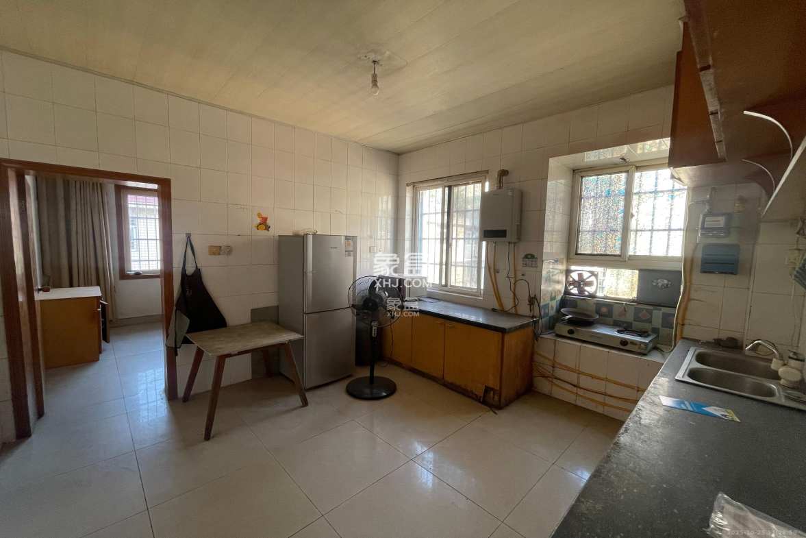 洞井商贸城 4室2厅1卫 1700.0元/月 洞井商贸城 4室2厅1卫 1700.0元/月室内图