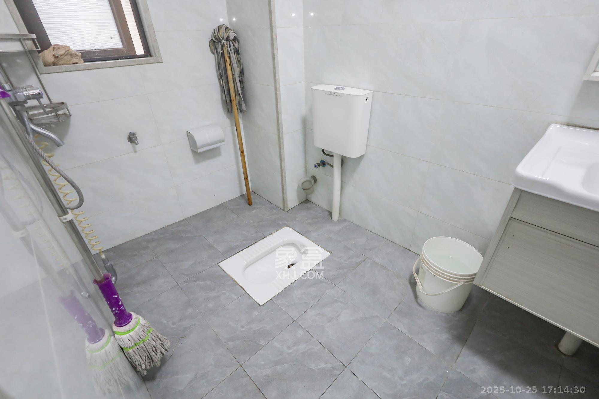 保利西海岸A区  4室2厅2卫    260.0万卫生间