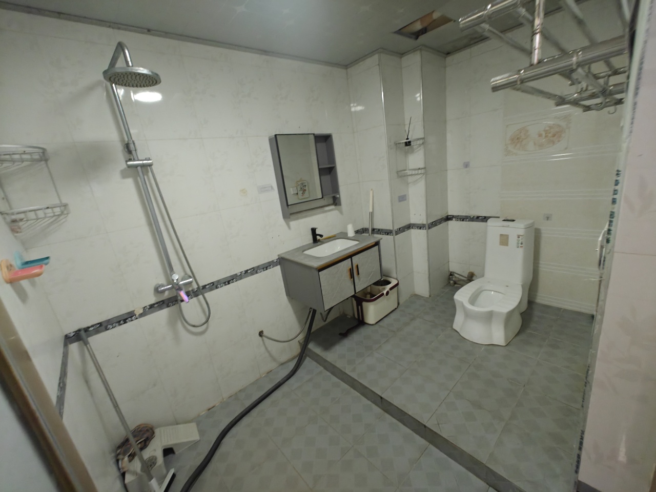 南海大厦(五指山路)  3室2厅1卫    2400.0元/月 南海大厦(五指山路)  3室2厅1卫    2400.0元/月室内图