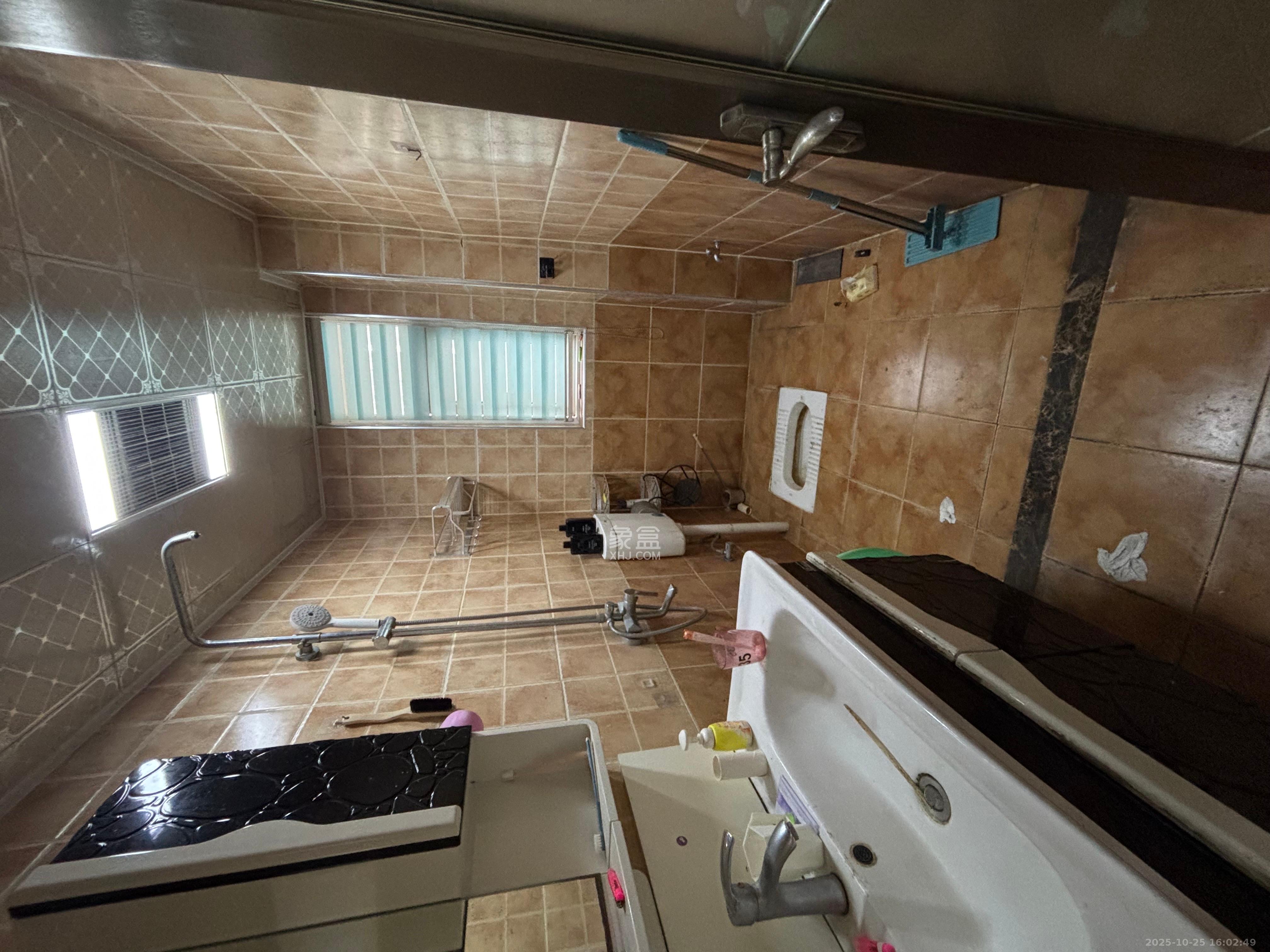 天麓尚层  3室2厅2卫    2400.0元/月室内图