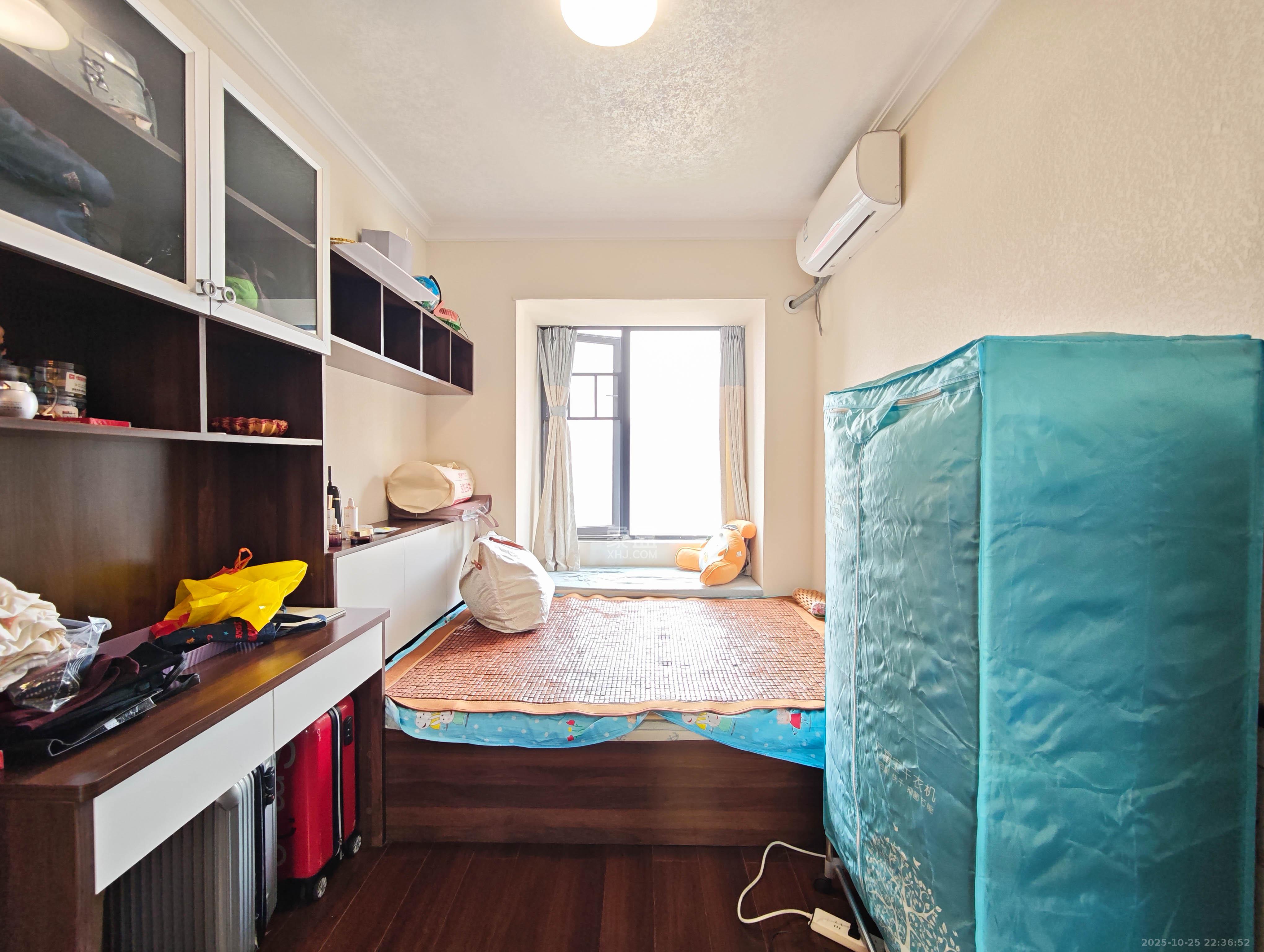 万科魅力之城  4室2厅2卫    150.0万卧室