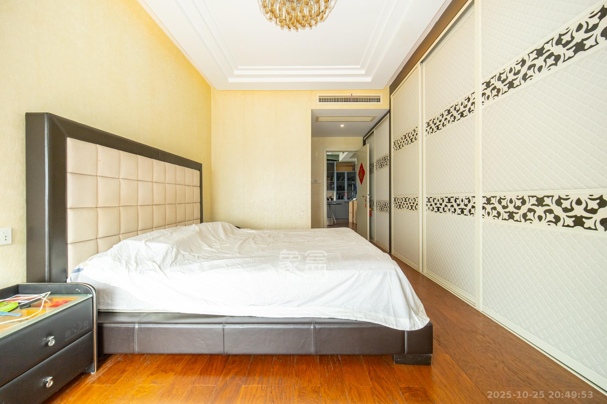 藏珑湖上国际花园  4室2厅2卫    180.0万卧室