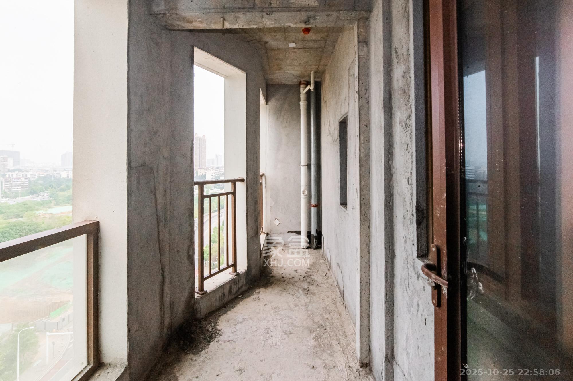 富兴时代御城  4室2厅3卫    240.0万阳台