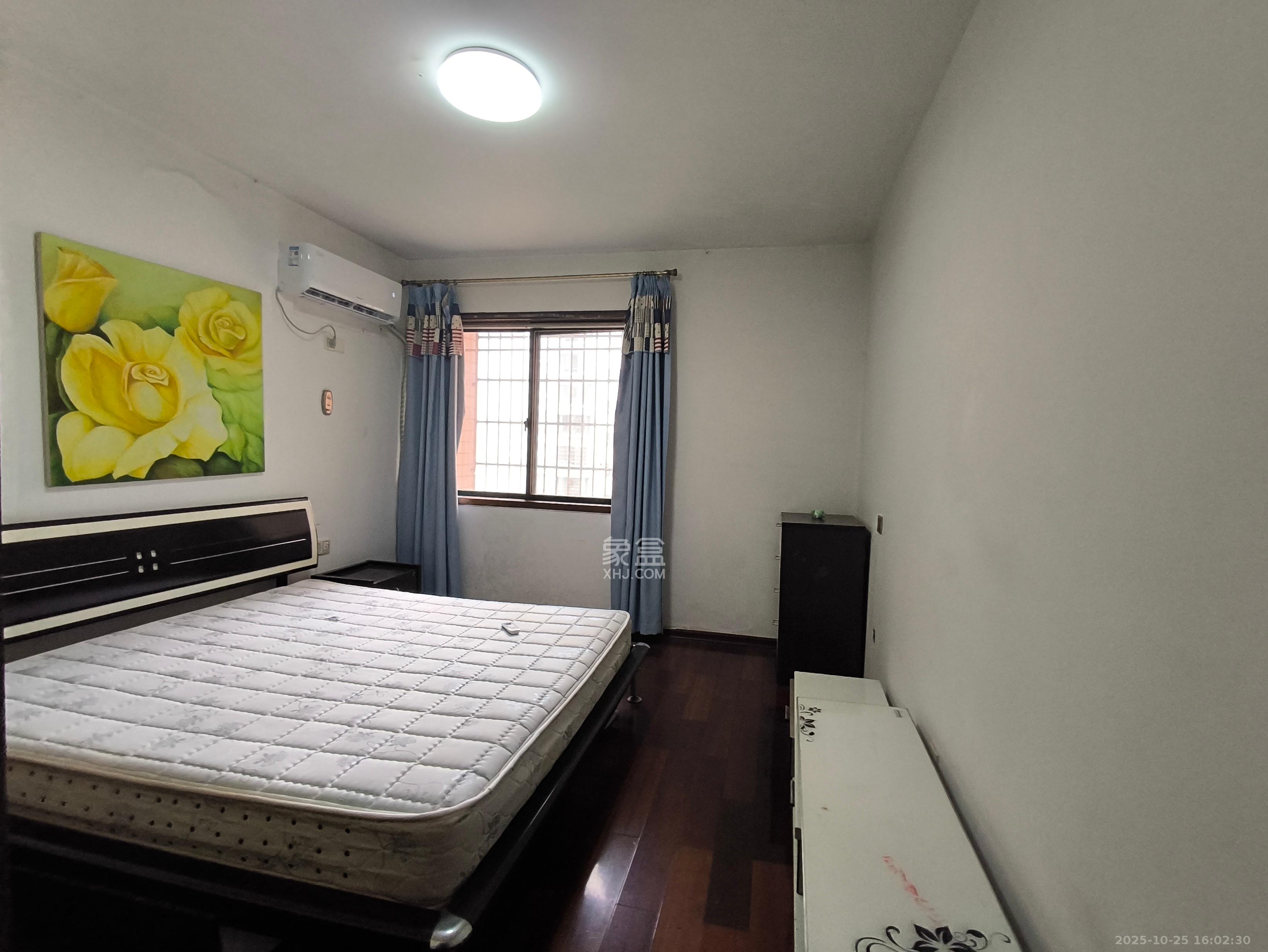 四季阳光花城  3室2厅2卫    3500.0元/月室内图