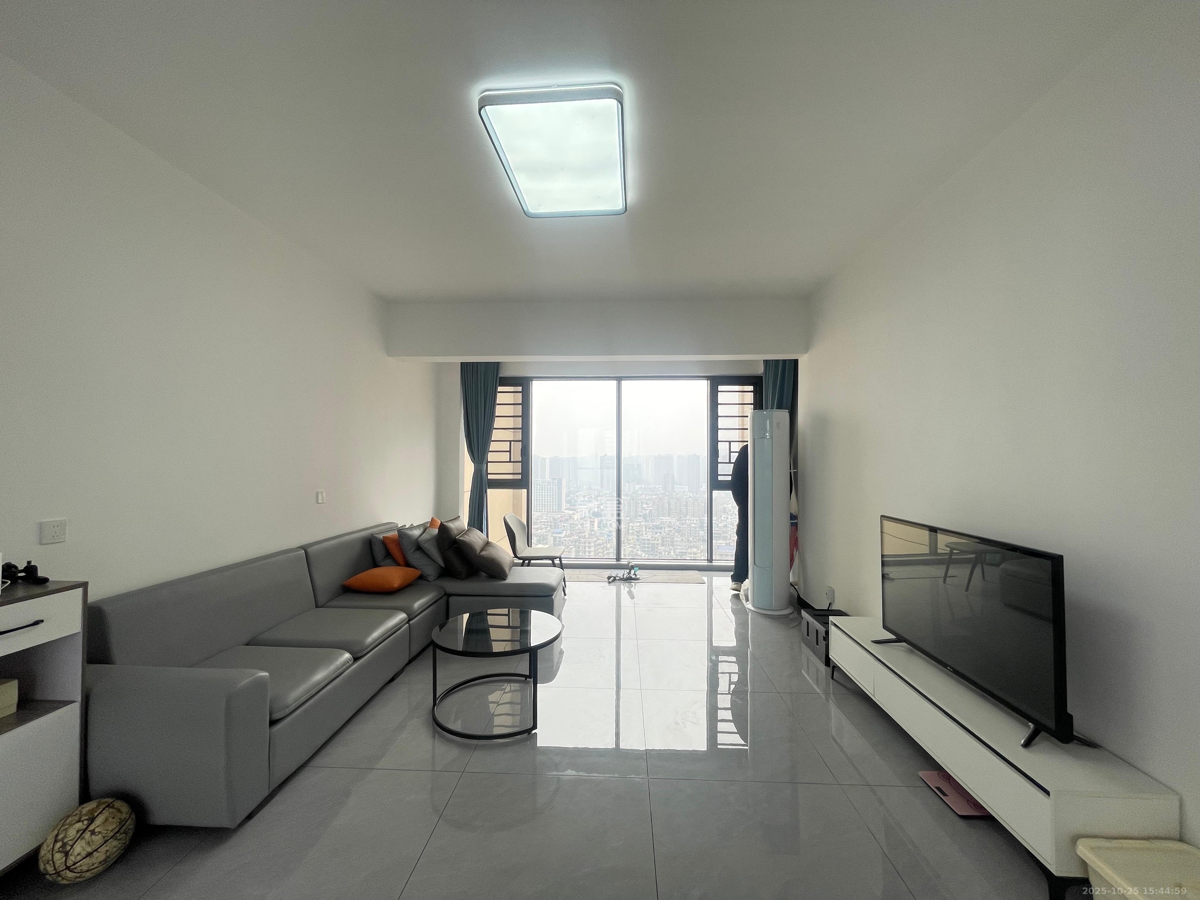 港湘铂玥（天园地芳国际珠宝城）  4室2厅2卫    2300.0元/月