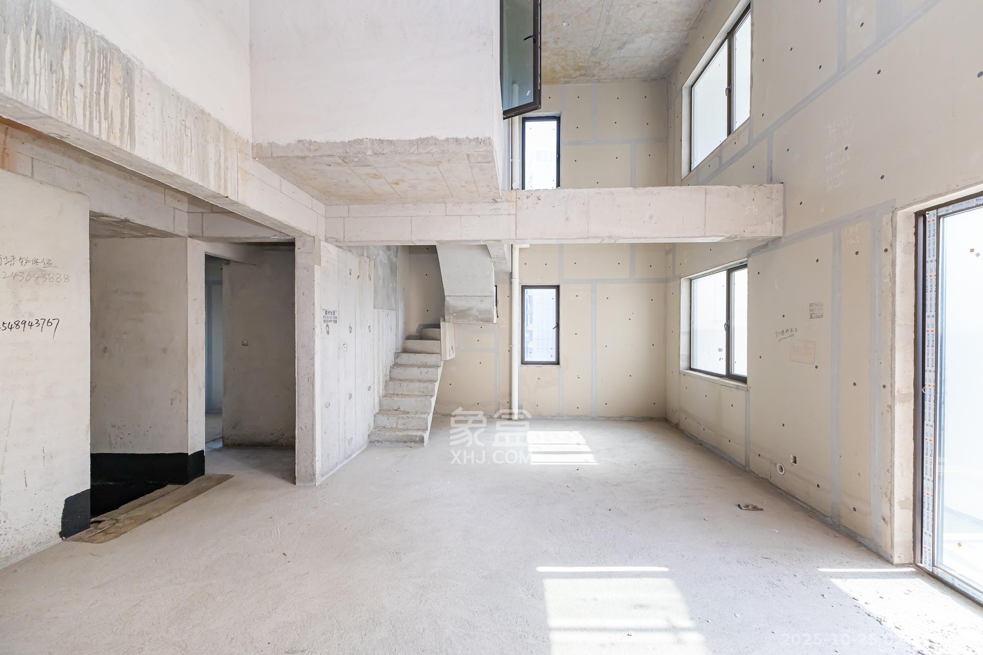 润和湘江天地C区  4室2厅2卫    160.0万客厅