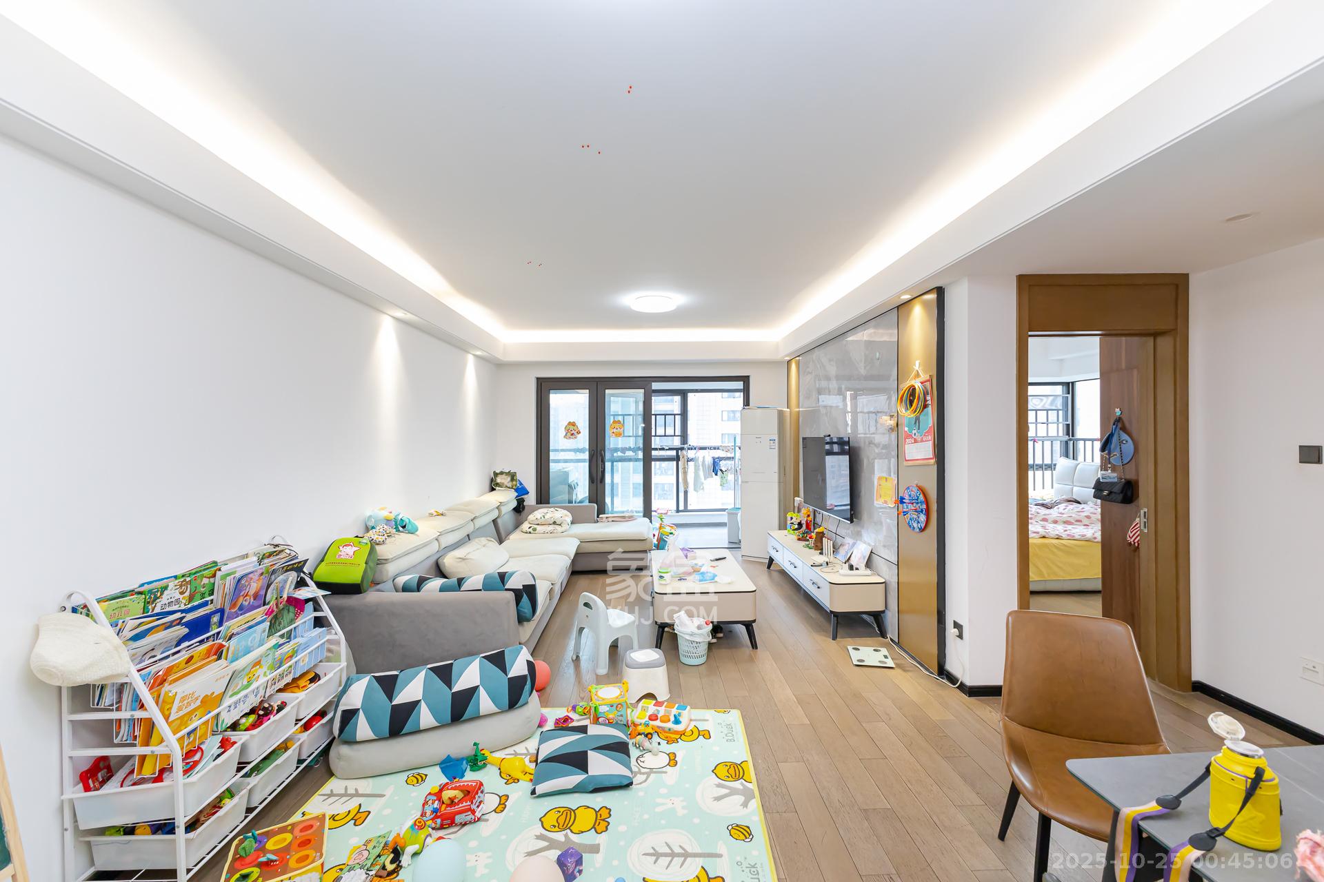 润和滨江府  1室0厅0卫    93.0万 润和滨江府  1室0厅0卫    93.0万客厅