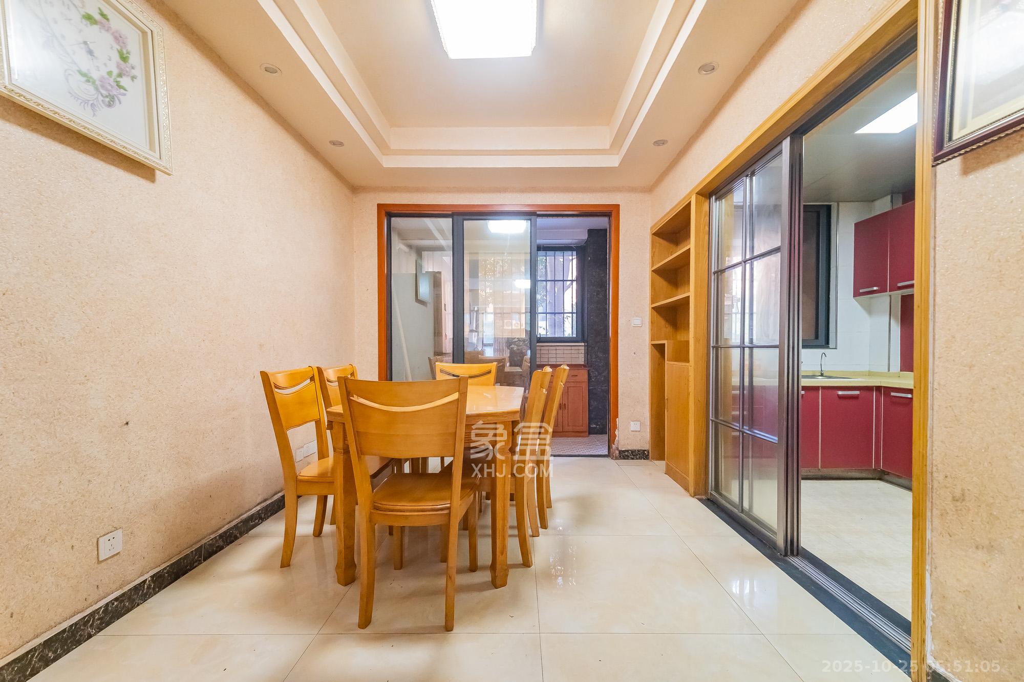 深业睿城  4室2厅2卫    132.0万客厅