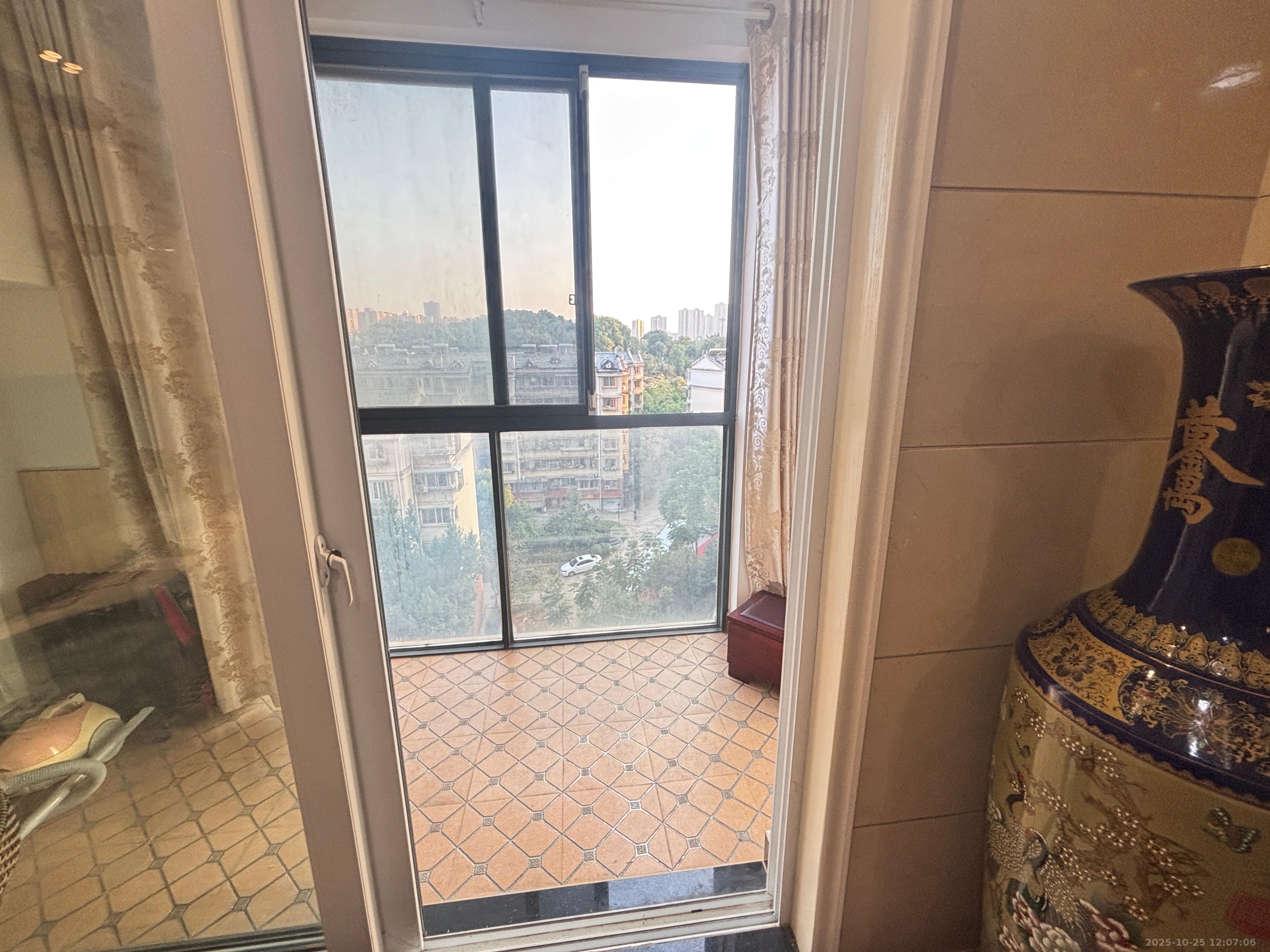 蓝光幸福满庭 3室1厅1卫 2300.0元/月 蓝光幸福满庭 3室1厅1卫 2300.0元/月室内图