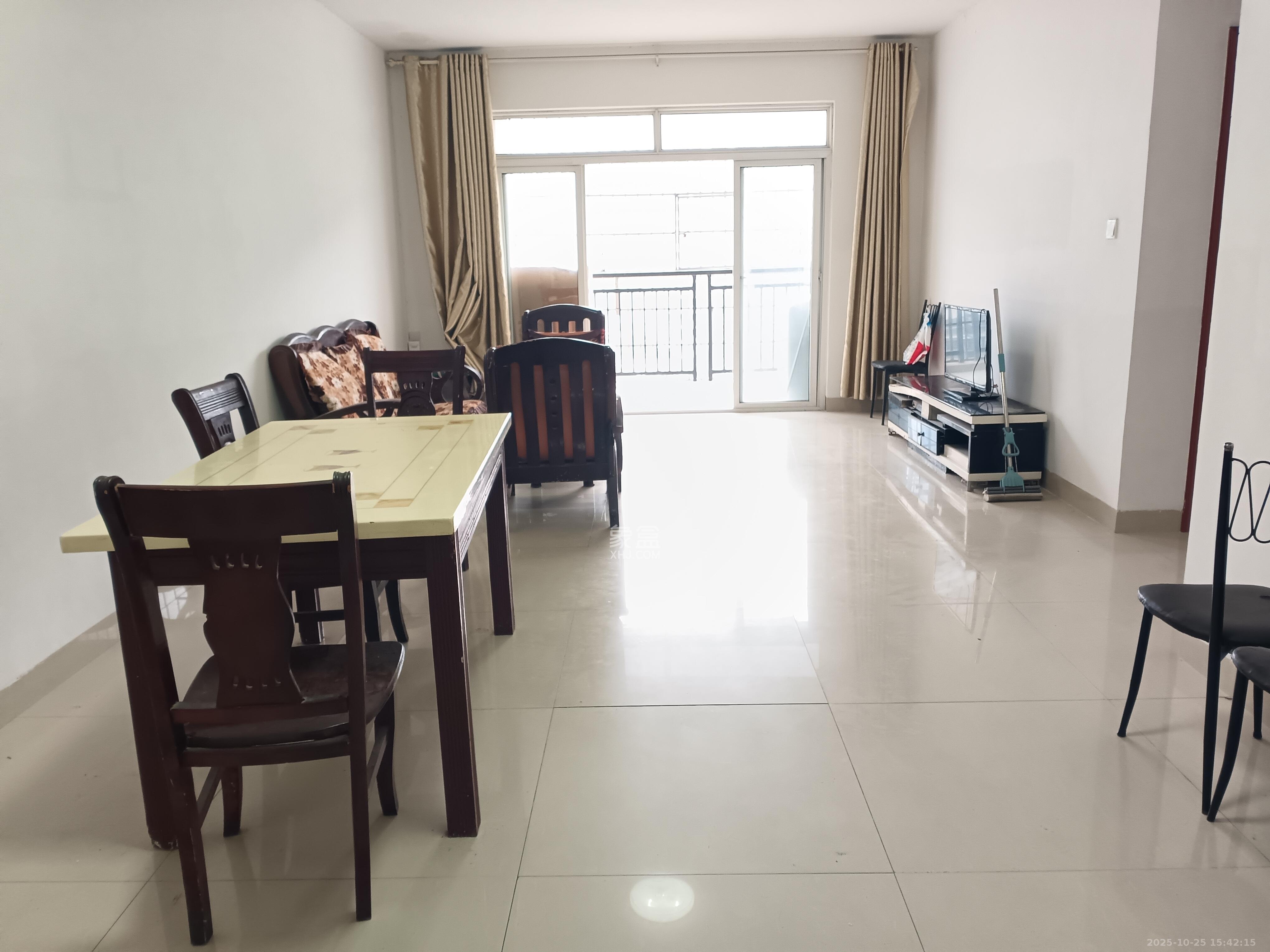 金麓西岸和苑  2室2厅1卫    1800.0元/月 金麓西岸和苑  2室2厅1卫    1800.0元/月室内图