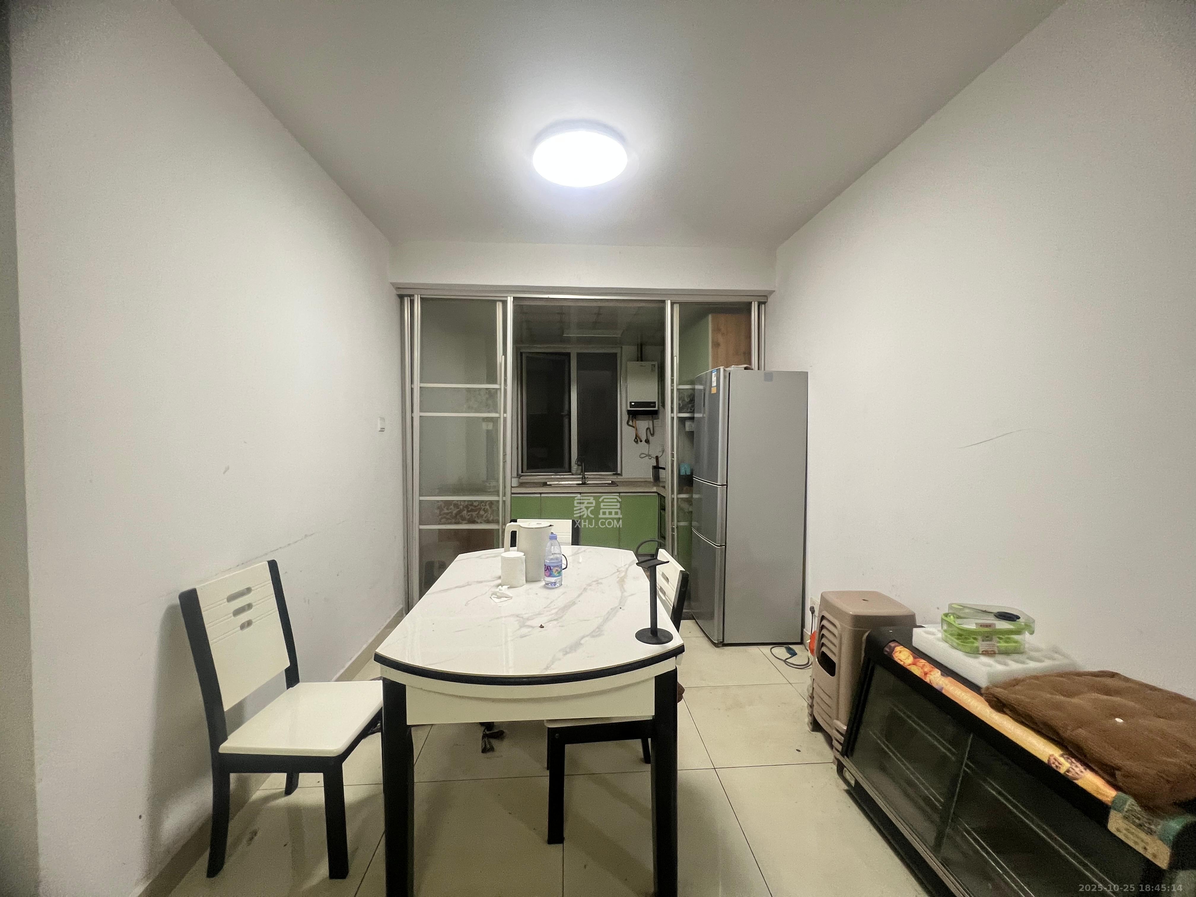 恒广国际景园一二区 3室2厅2卫 2300.0元/月 恒广国际景园一二区 3室2厅2卫 2300.0元/月室内图