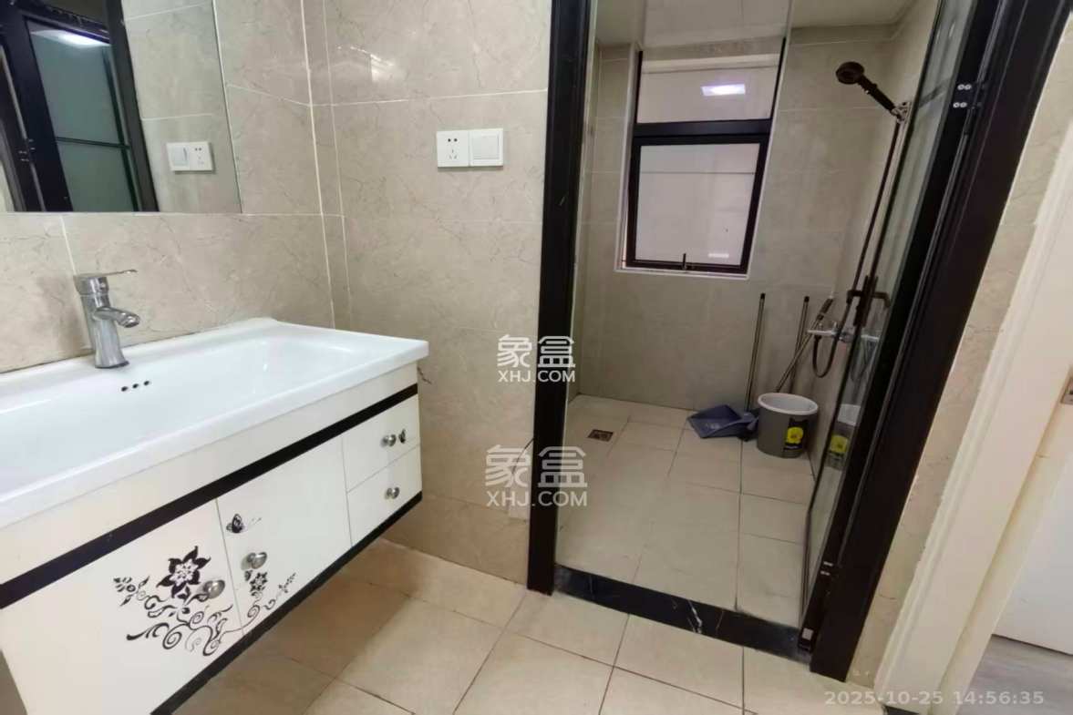 荣泰广场  4室2厅2卫    2700.0元/月 荣泰广场  4室2厅2卫    2700.0元/月室内图