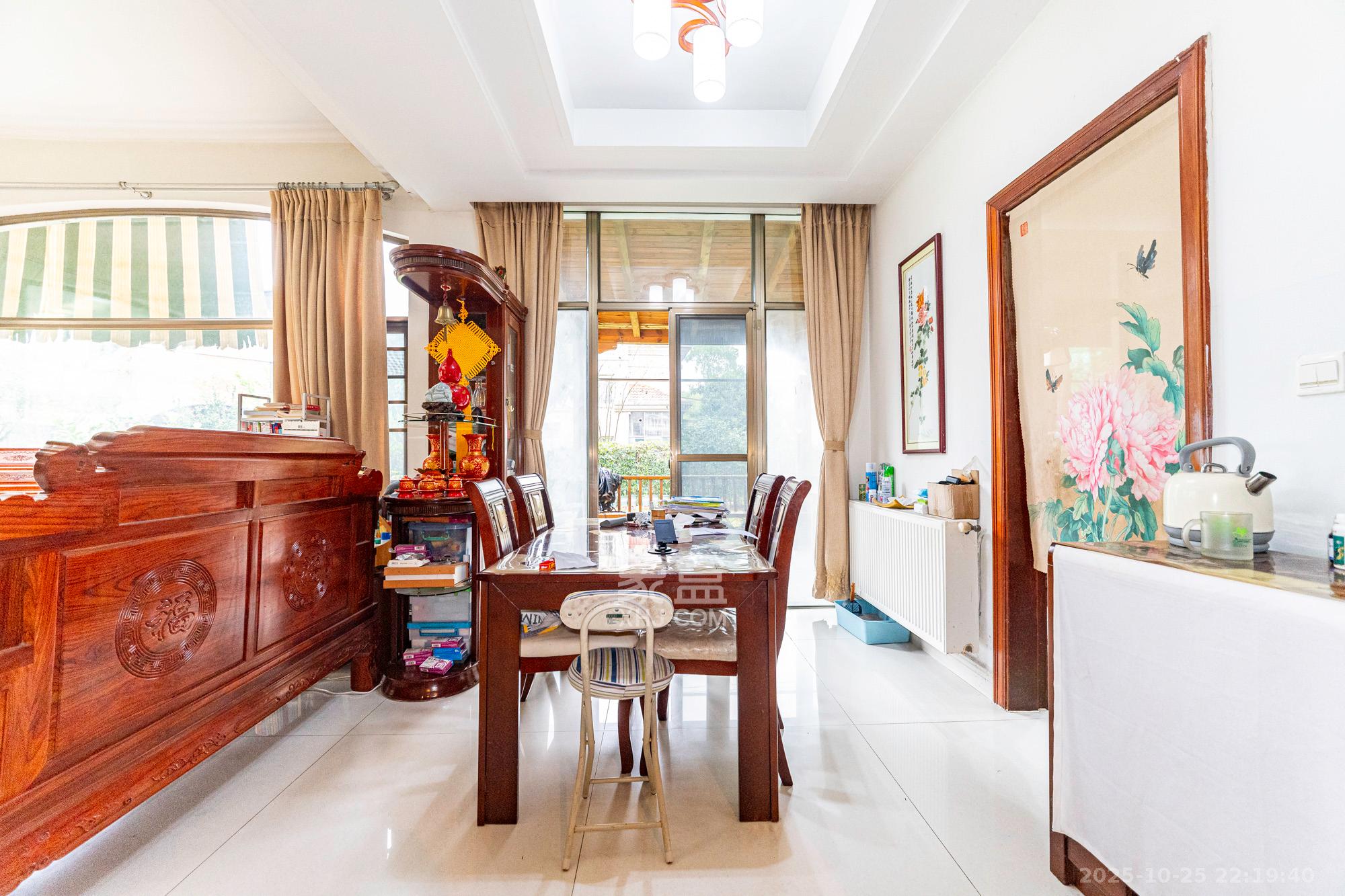 碧桂园威尼斯城  5室2厅4卫    520.0万 碧桂园威尼斯城  5室2厅4卫    520.0万客厅