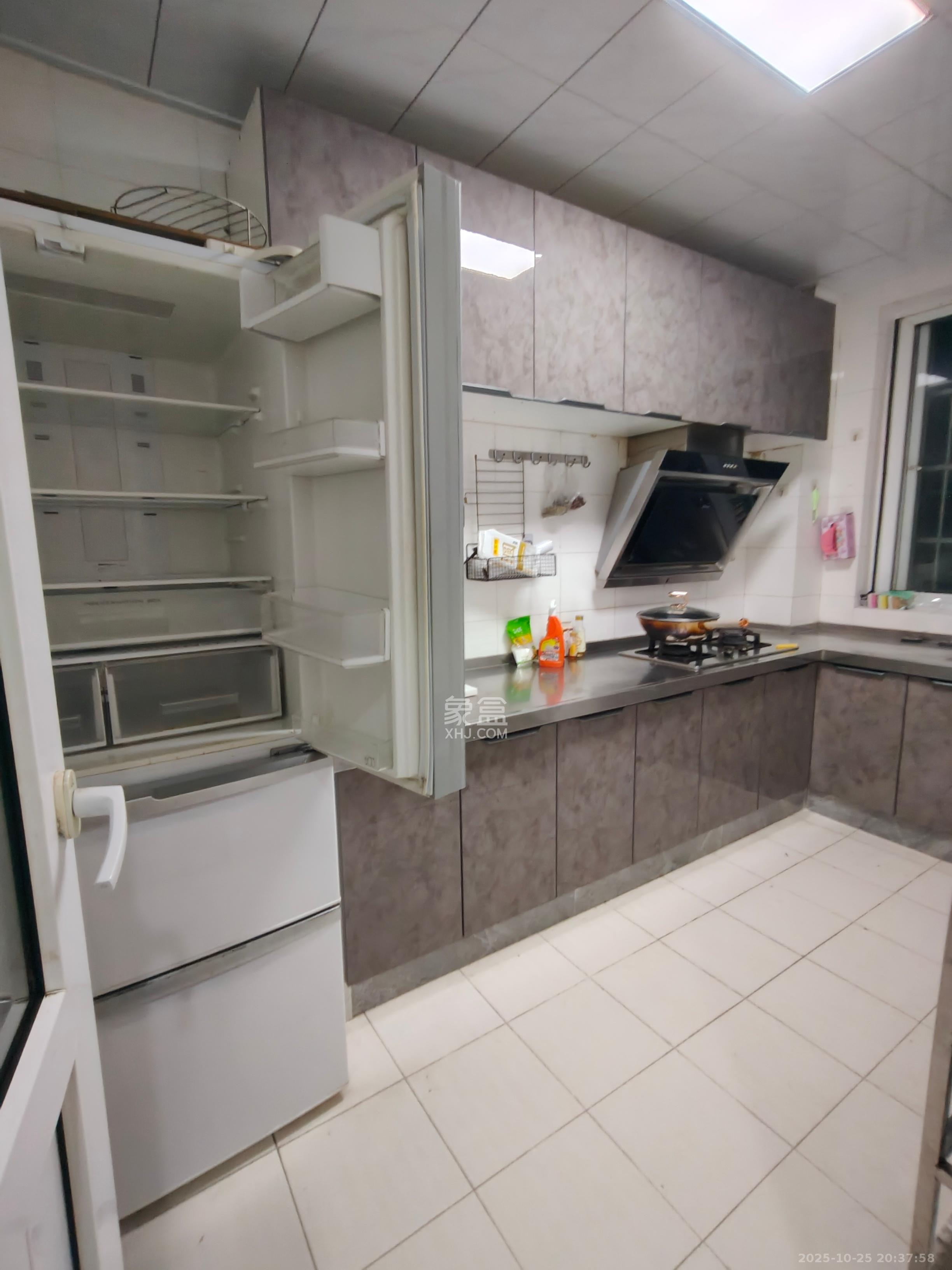 鑫天芙蓉  3室2厅2卫    1800.0元/月 鑫天芙蓉  3室2厅2卫    1800.0元/月室内图