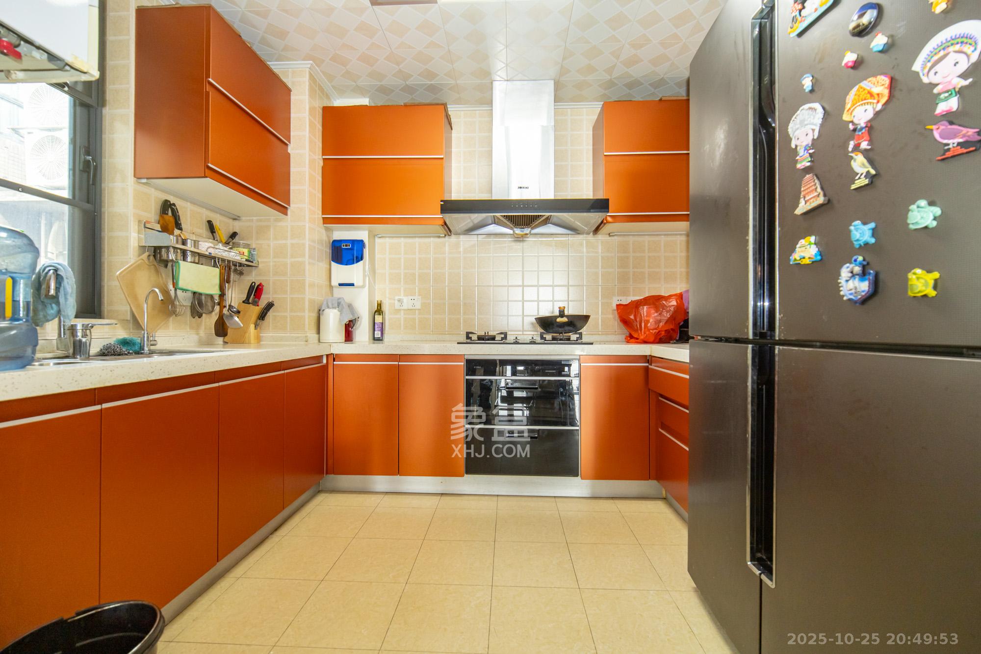 藏珑湖上国际花园  4室2厅2卫    180.0万厨房