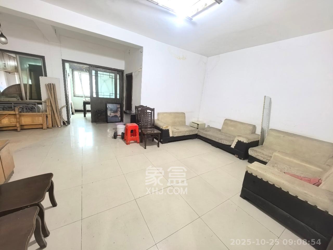 中南汽车世界  3室2厅1卫    1300.0元/月室内图