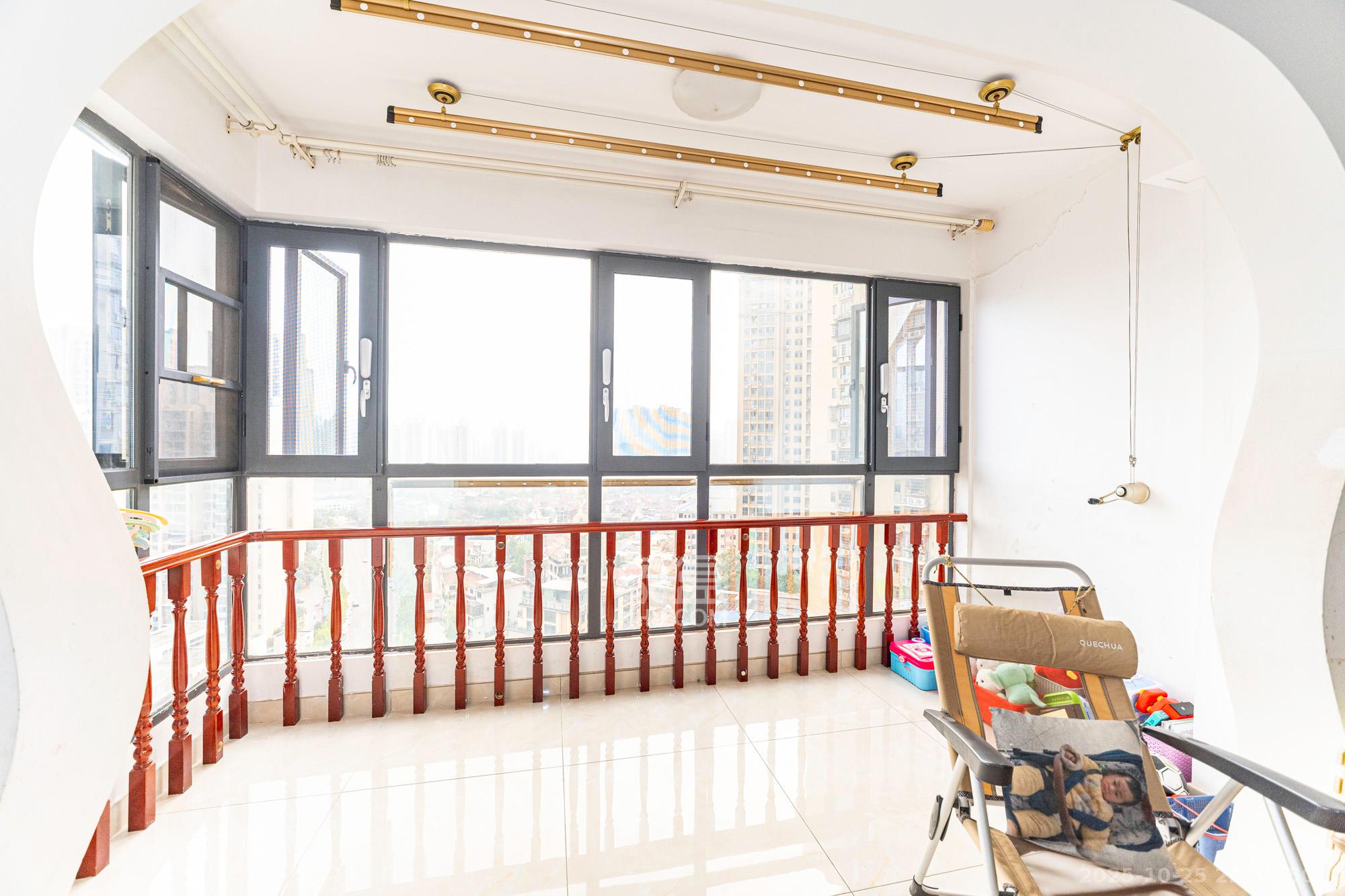 悦湖山 4室2厅2卫 85.0万 悦湖山 4室2厅2卫 85.0万阳台