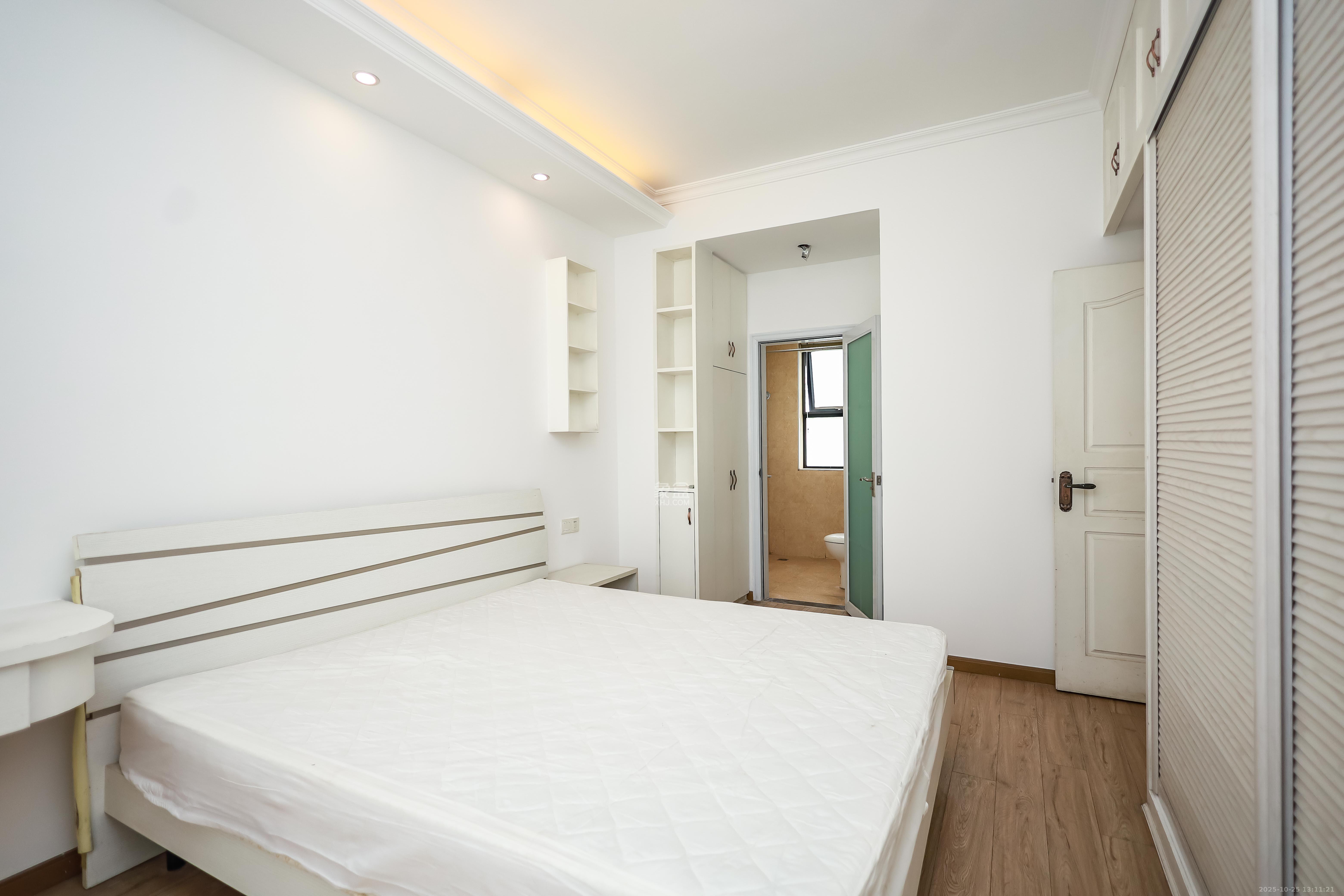 莱茵城  3室2厅2卫    85.0万卧室