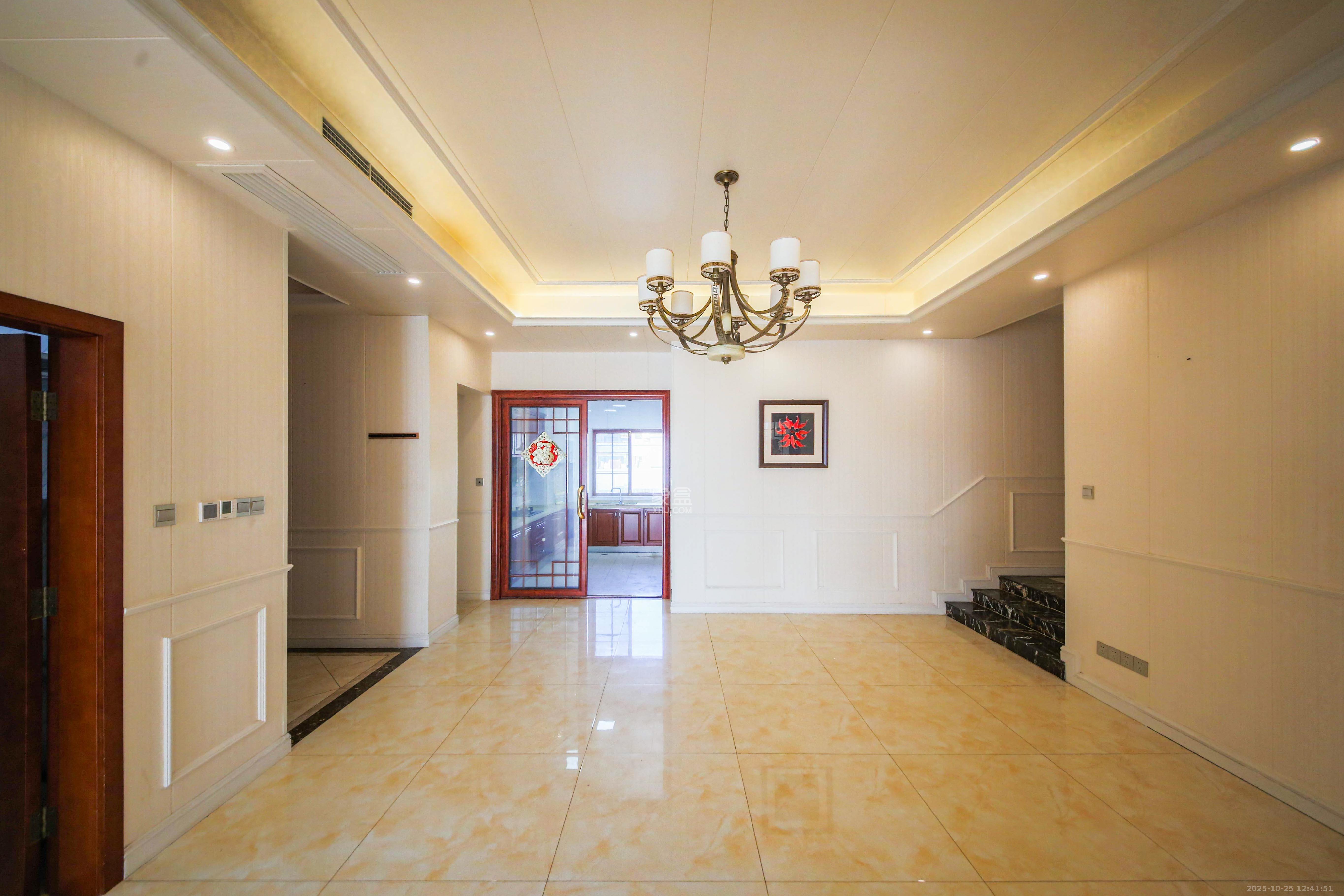 柠檬丽都  5室2厅2卫    228.0万客厅