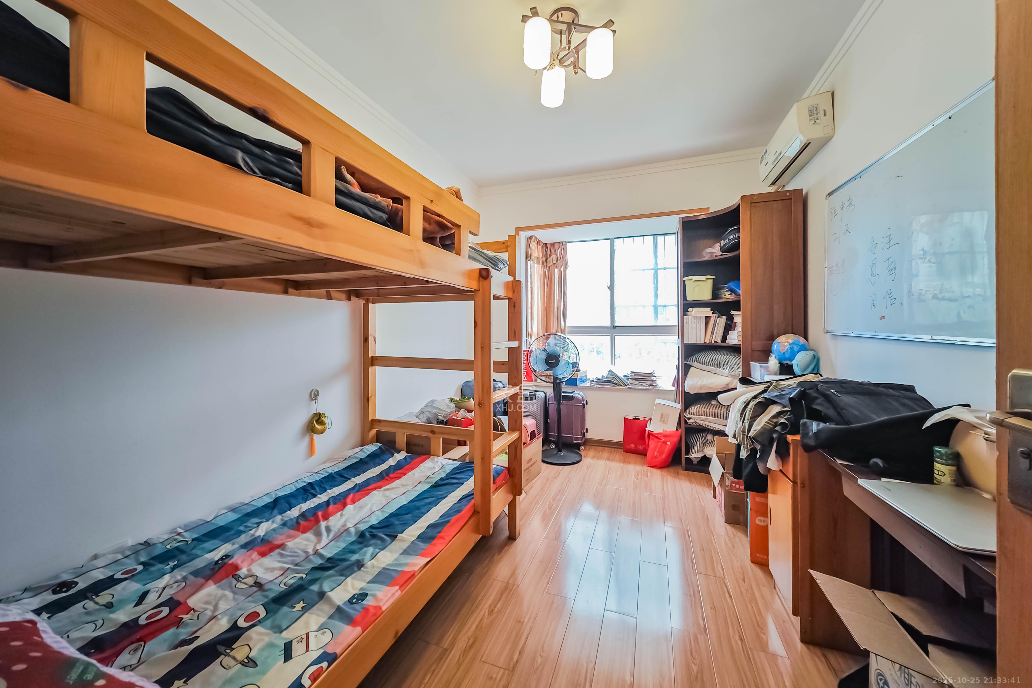 雅致名园  3室2厅2卫    205.0万卧室