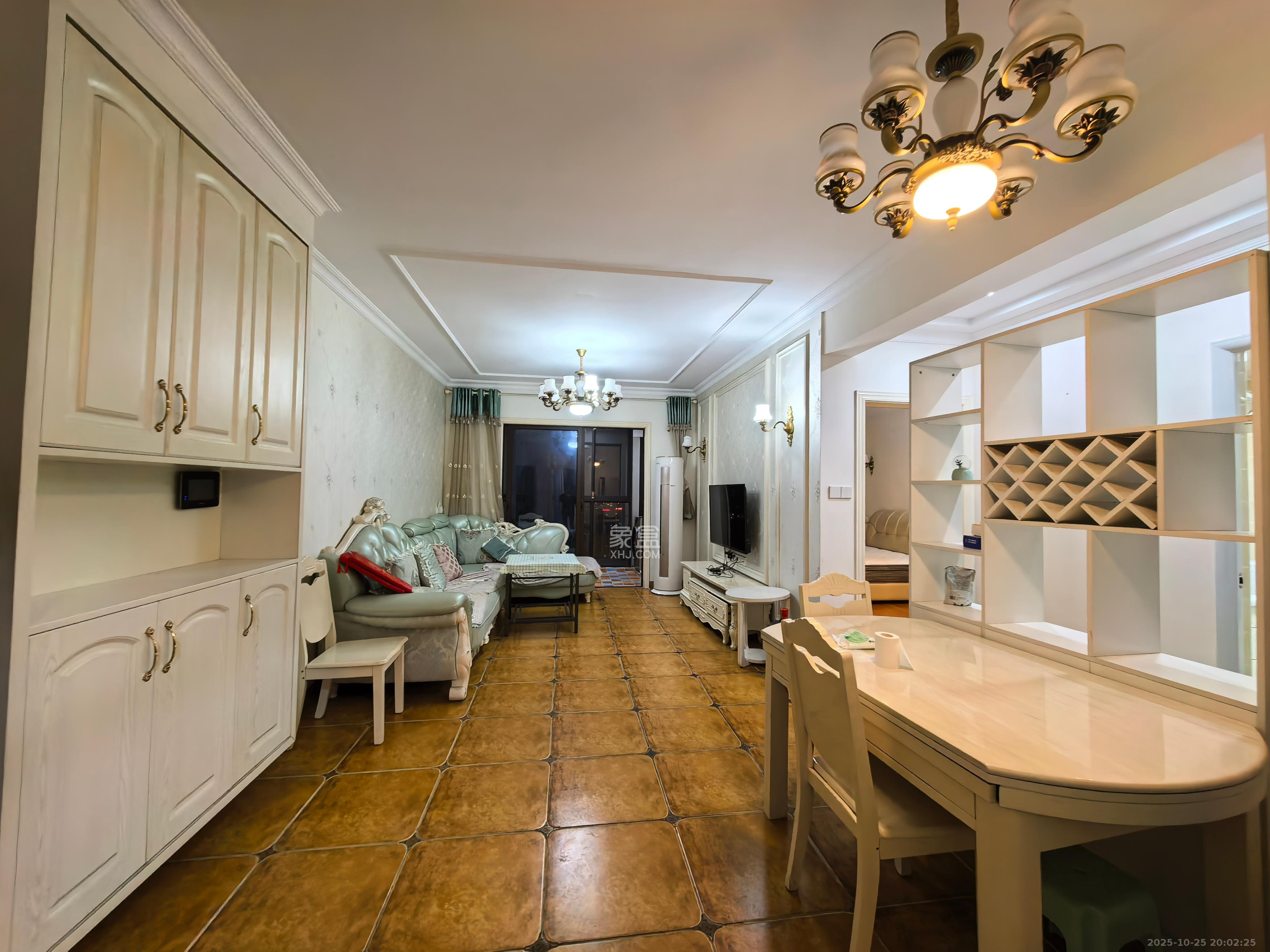 华润置地广场二期  3室2厅1卫    2300.0元/月