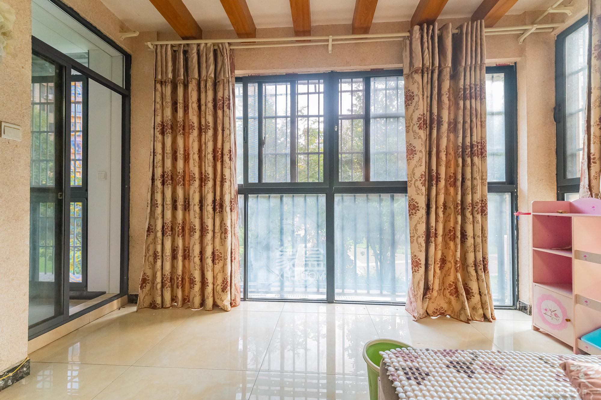 深业睿城 4室2厅2卫 132.0万 深业睿城 4室2厅2卫 132.0万阳台